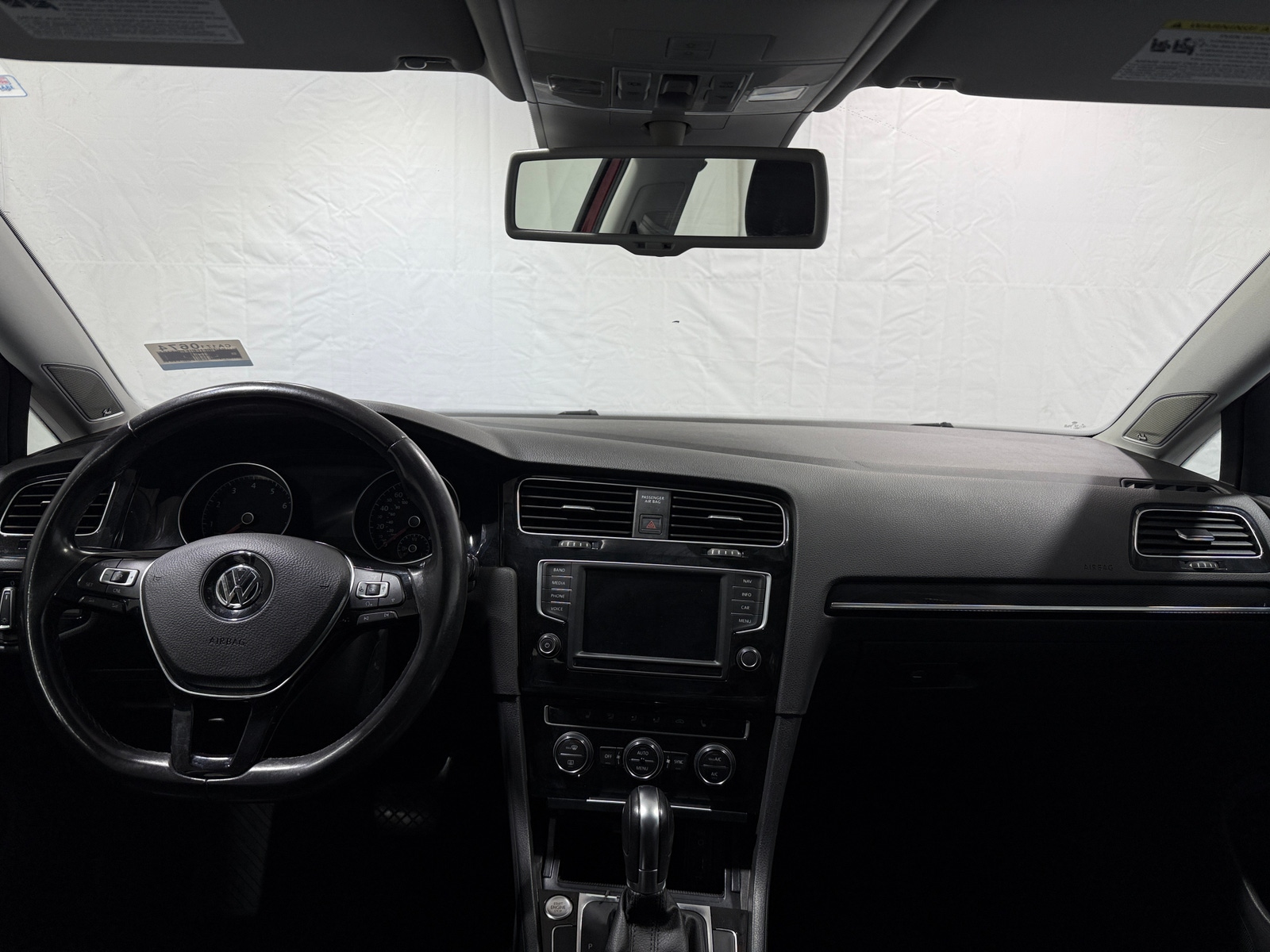 Thumbnail: 2016 Volkswagen e-Golf - 3