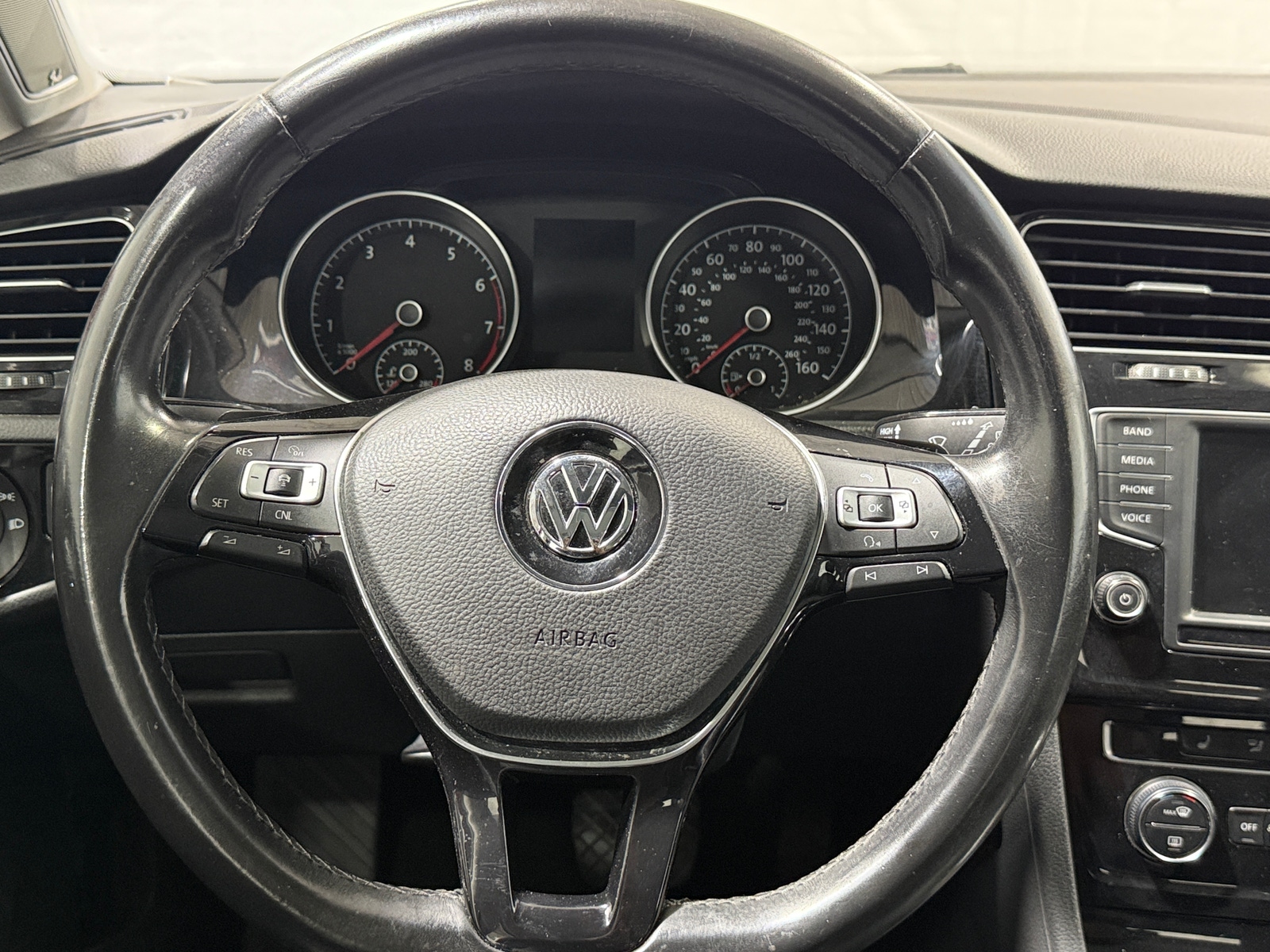 Thumbnail: 2016 Volkswagen e-Golf - 5