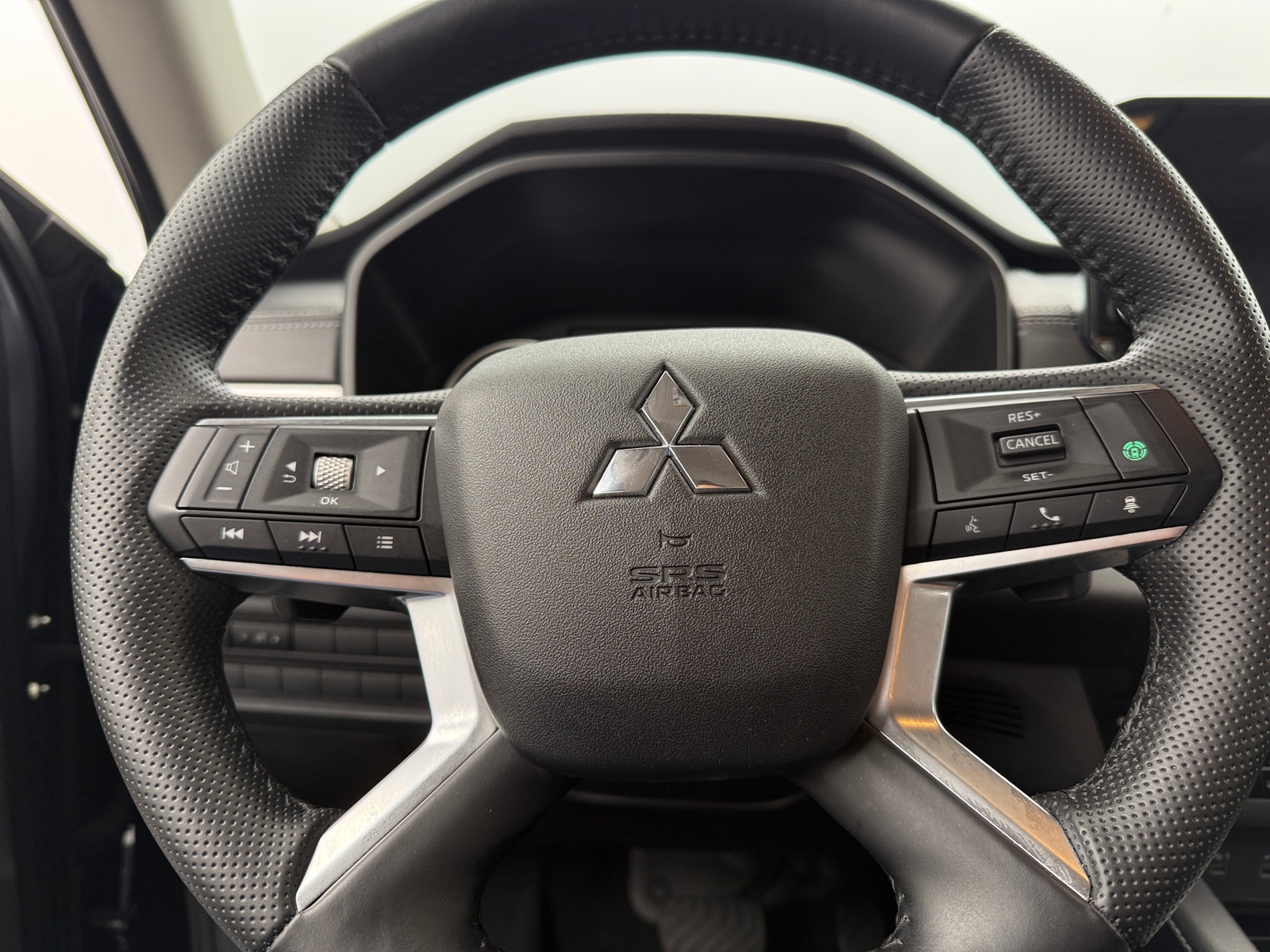 Thumbnail: 2024 Mitsubishi Outlander - 4