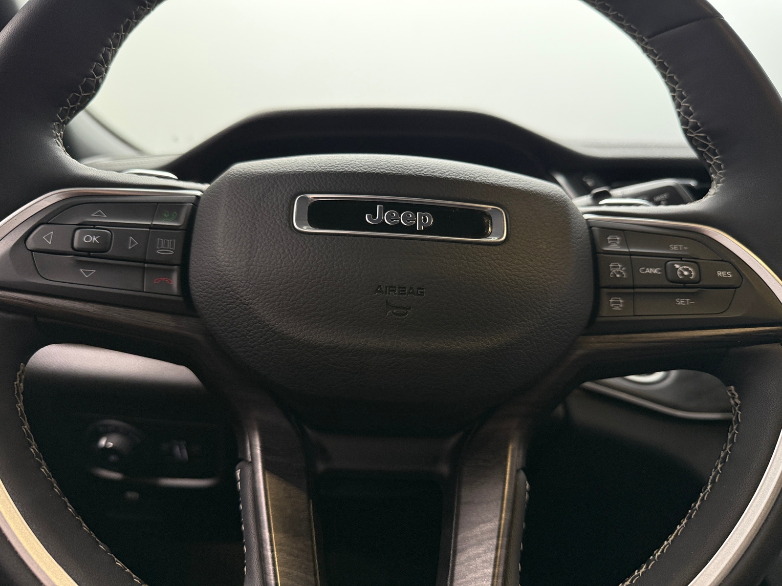 Thumbnail: 2024 Jeep Grand Cherokee L - 4