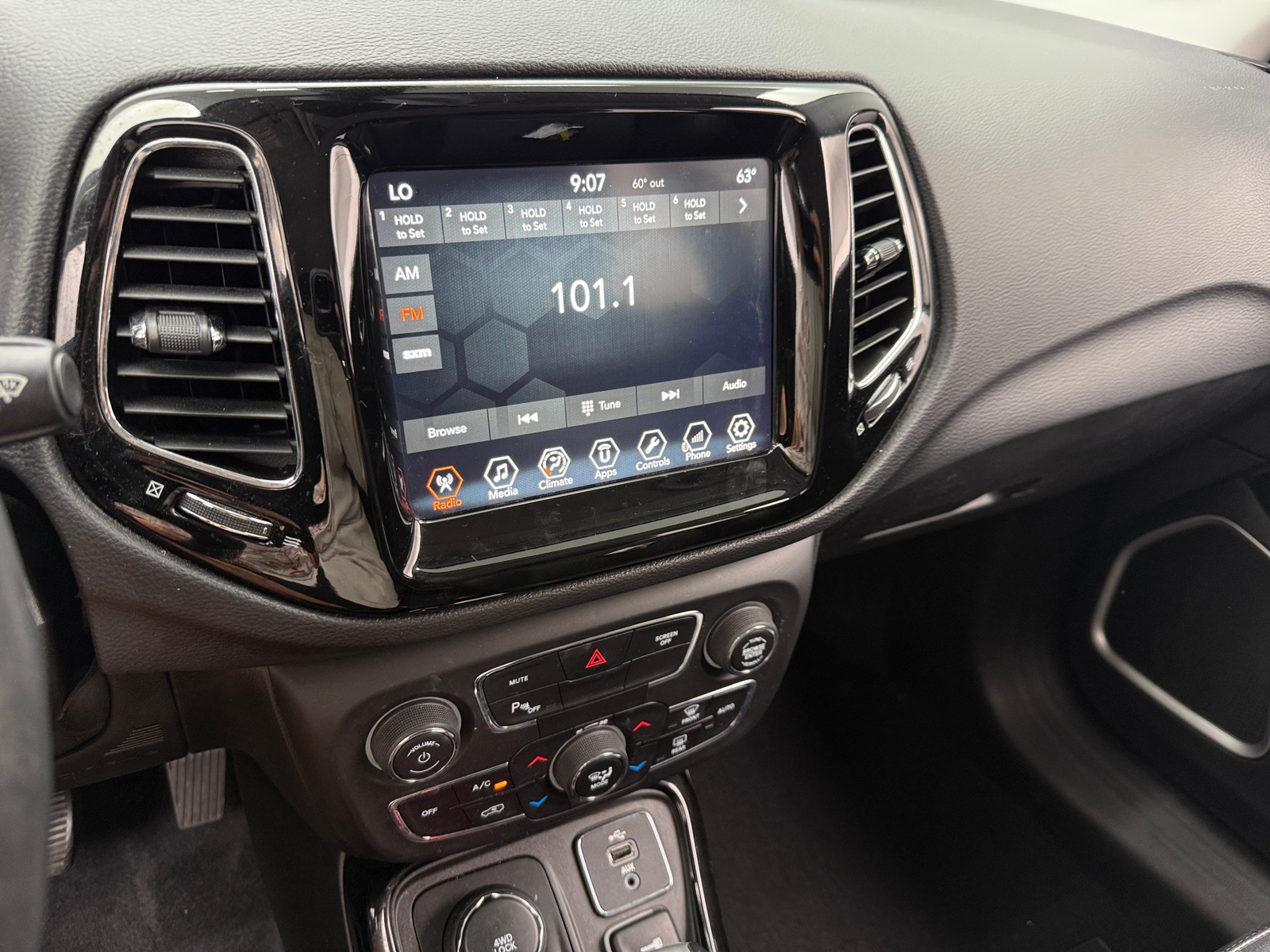 Thumbnail: 2018 Jeep Compass - 3