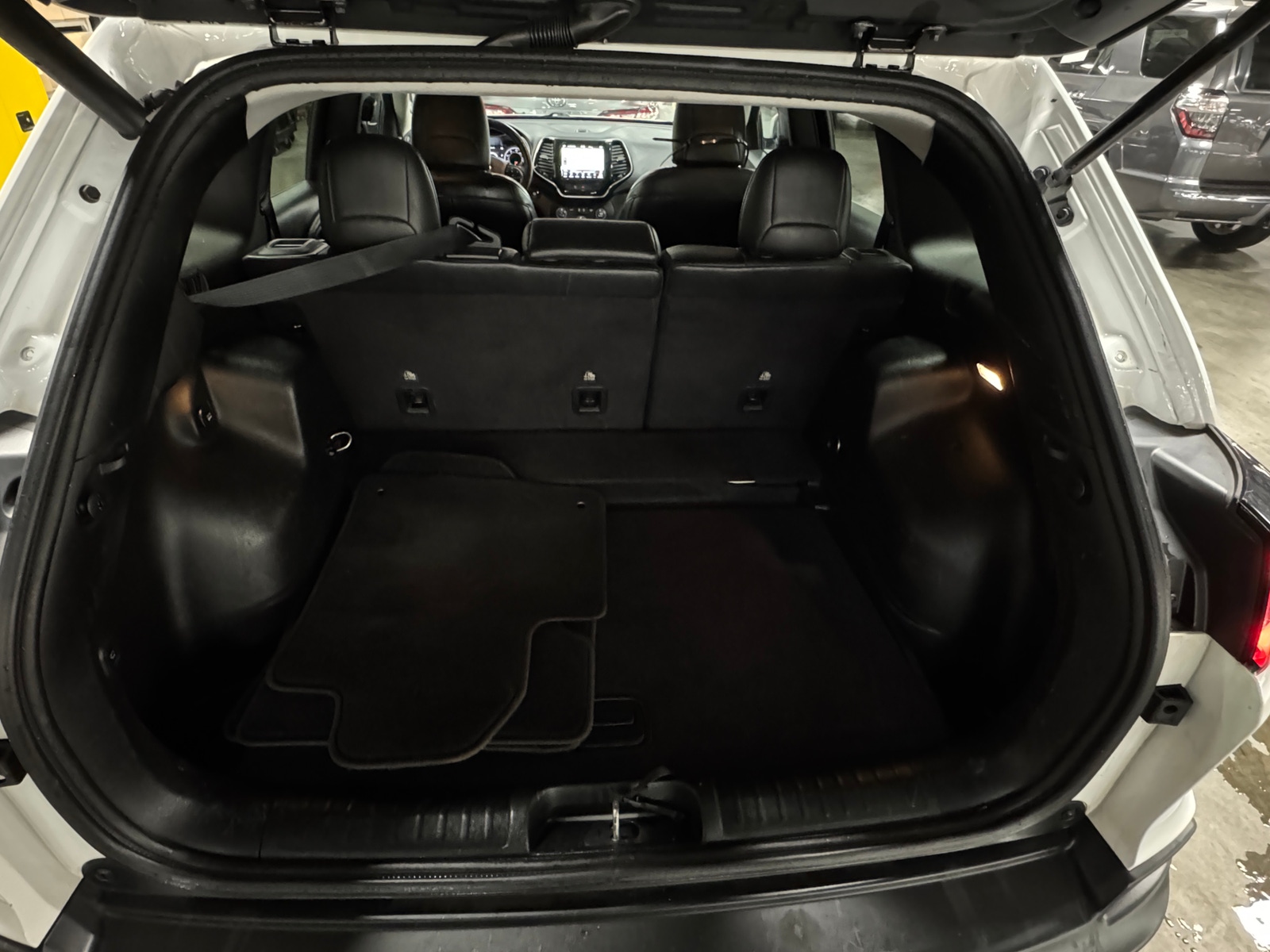 Thumbnail: 2019 Jeep Cherokee - 6