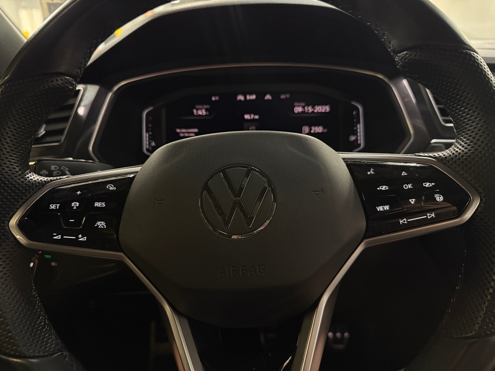 Thumbnail: 2022 Volkswagen Tiguan - 4