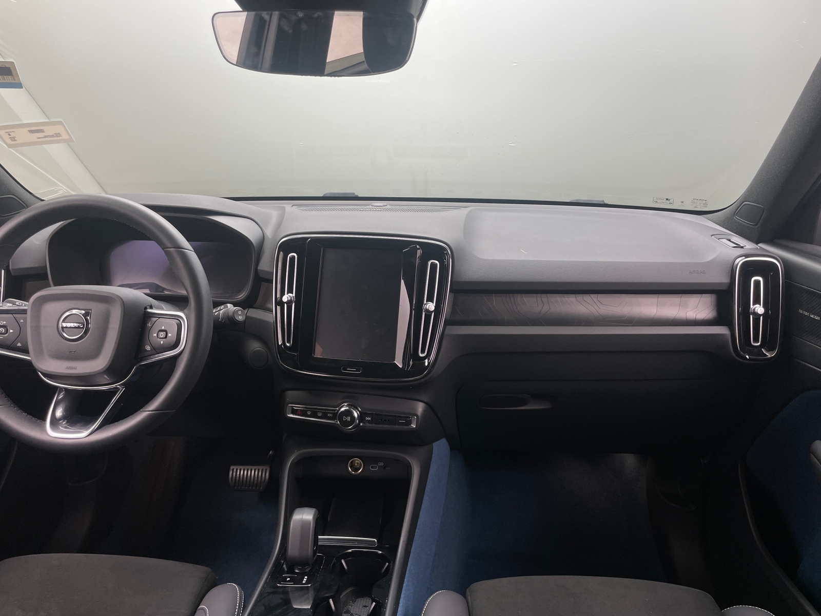Thumbnail: 2023 Volvo XC40 - 3