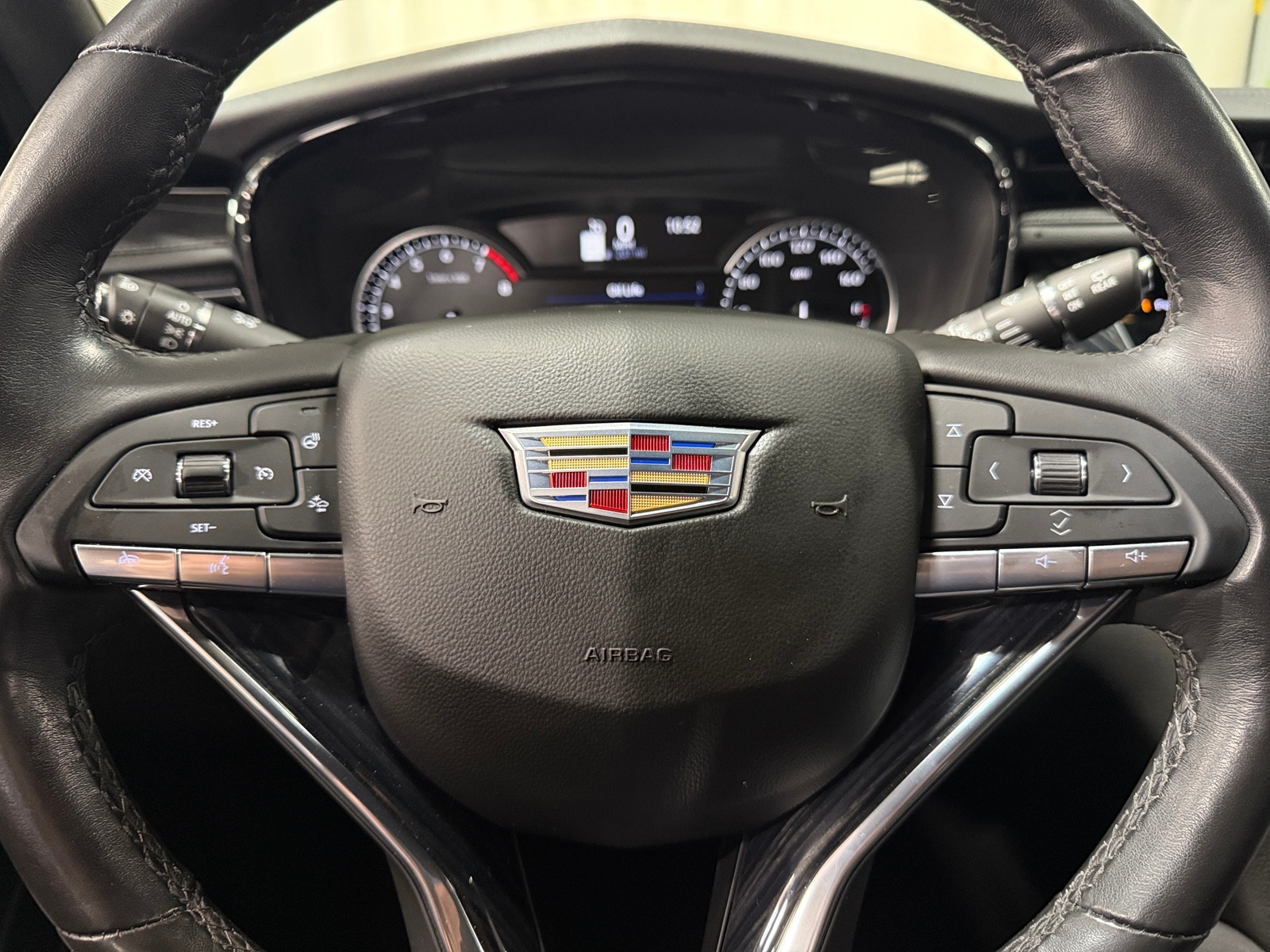Thumbnail: 2023 Cadillac XT6 - 4
