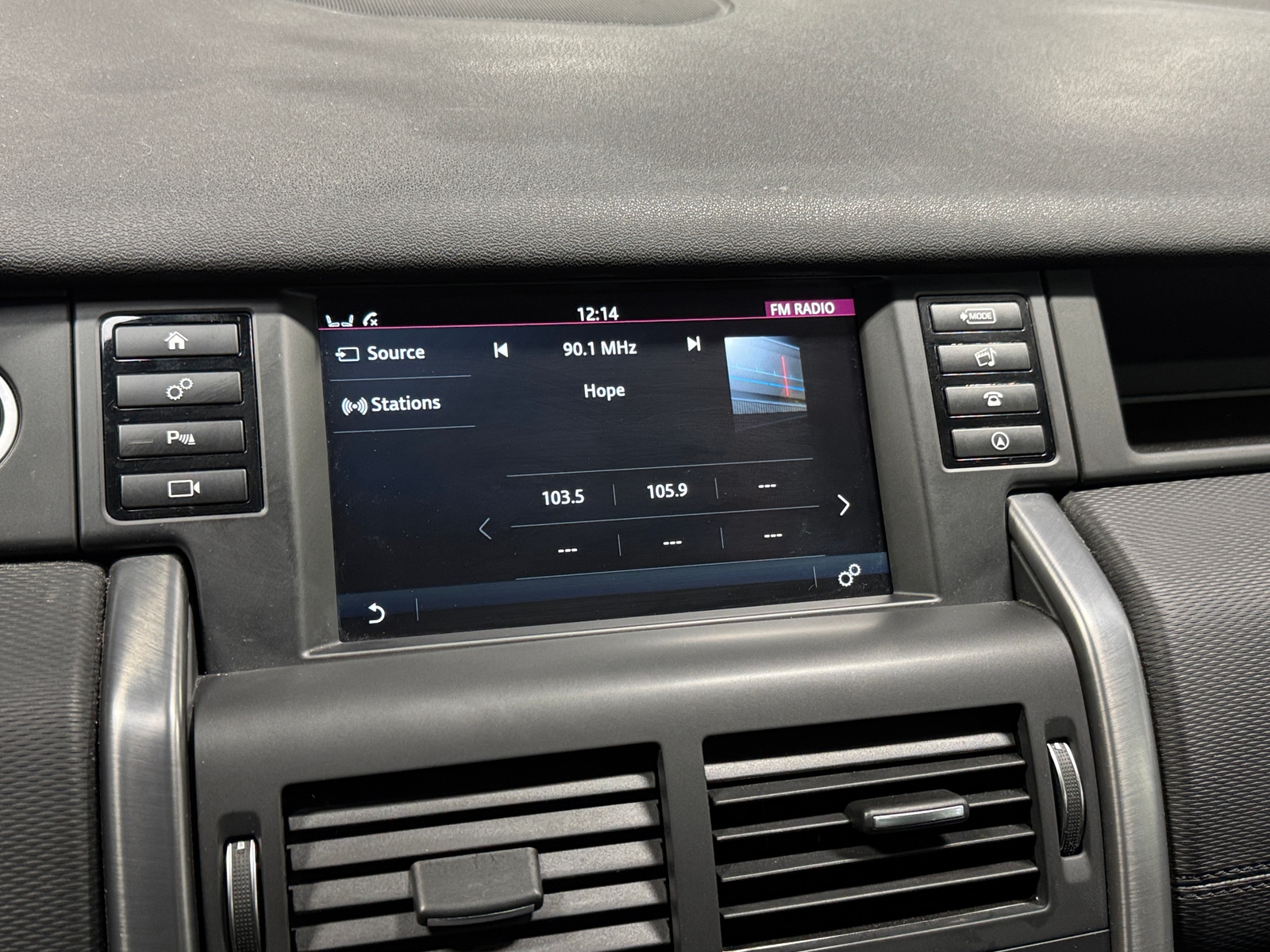 Thumbnail: 2019 Land Rover Discovery Sport - 3