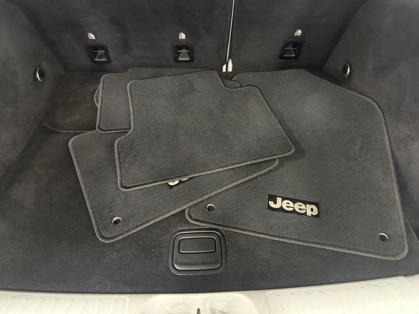 Thumbnail: 2019 Jeep Cherokee - 6