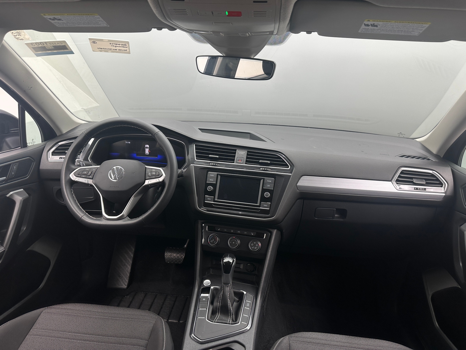 Thumbnail: 2023 Volkswagen Tiguan - 3