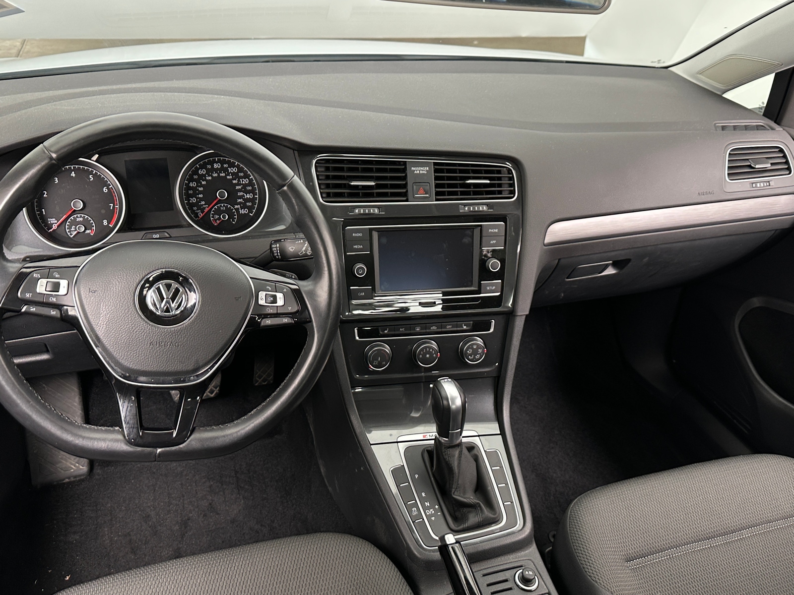 Thumbnail: 2018 Volkswagen e-Golf - 3