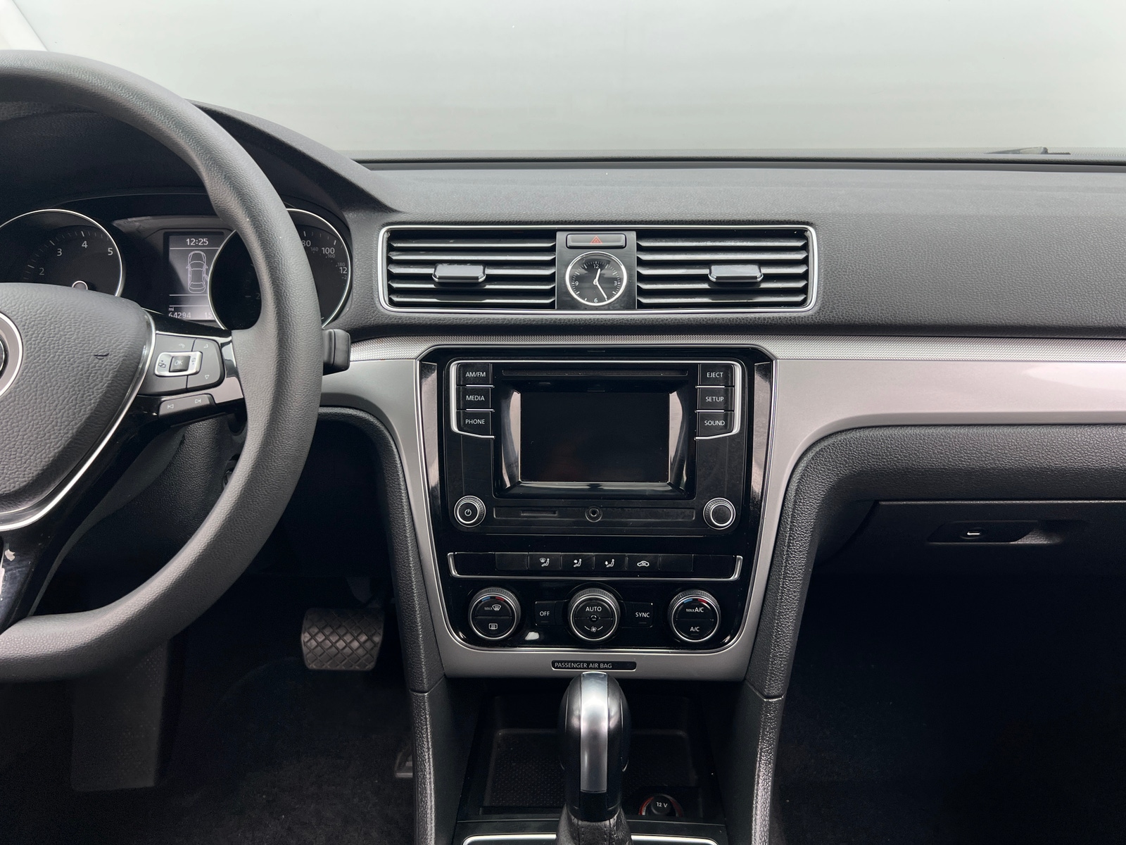 Thumbnail: 2016 Volkswagen Passat - 4