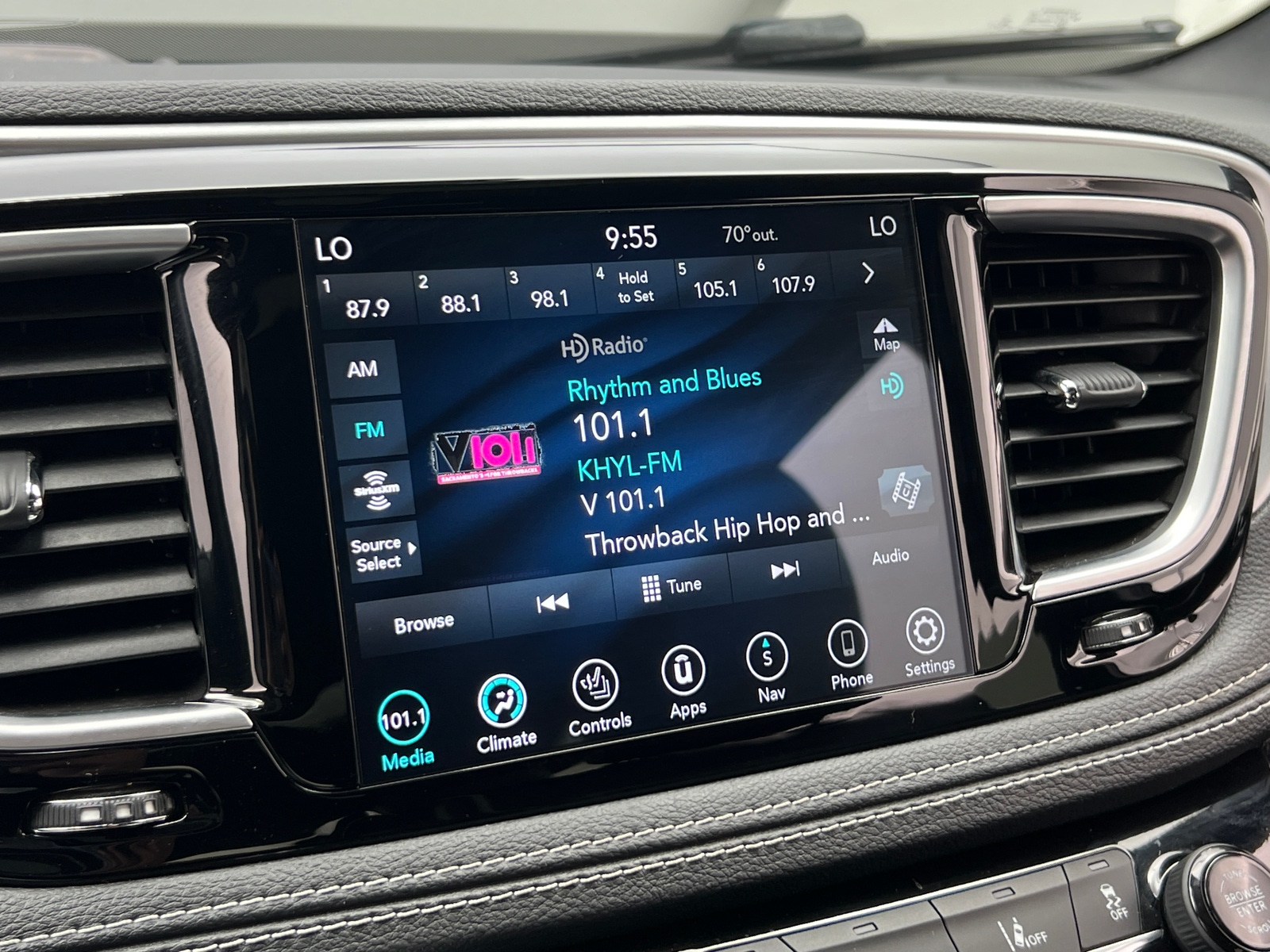 Thumbnail: 2019 Chrysler Pacifica - 3