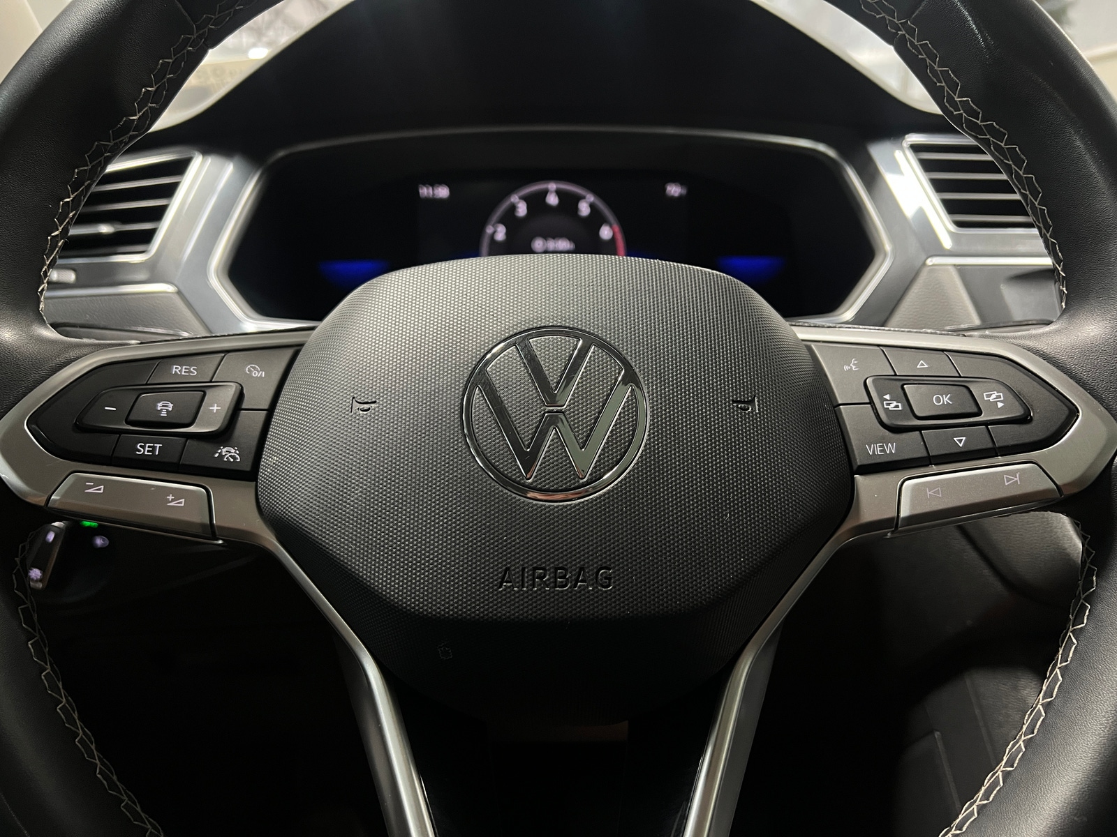Thumbnail: 2022 Volkswagen Tiguan - 4