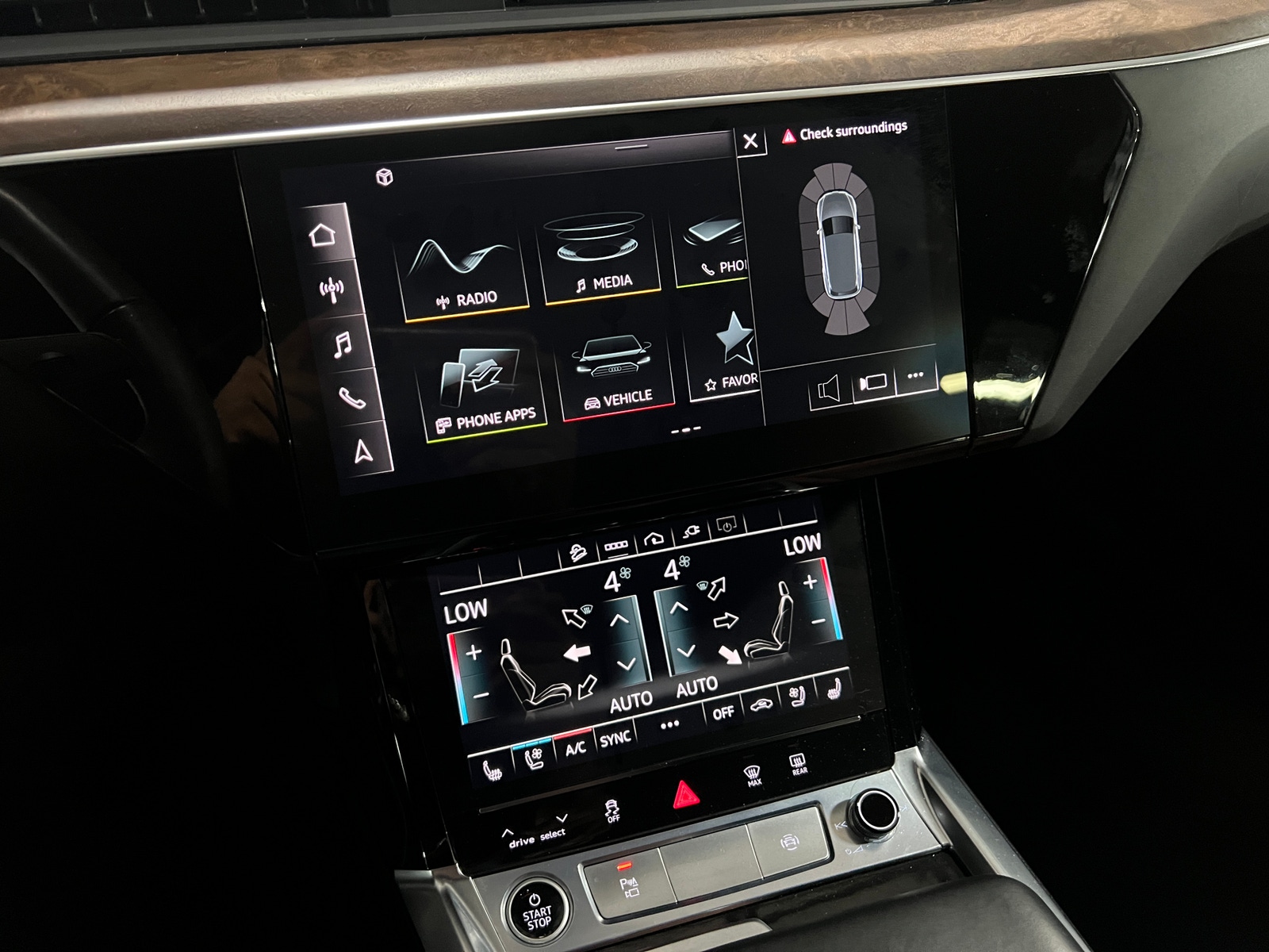 Thumbnail: 2022 Audi e-tron - 3