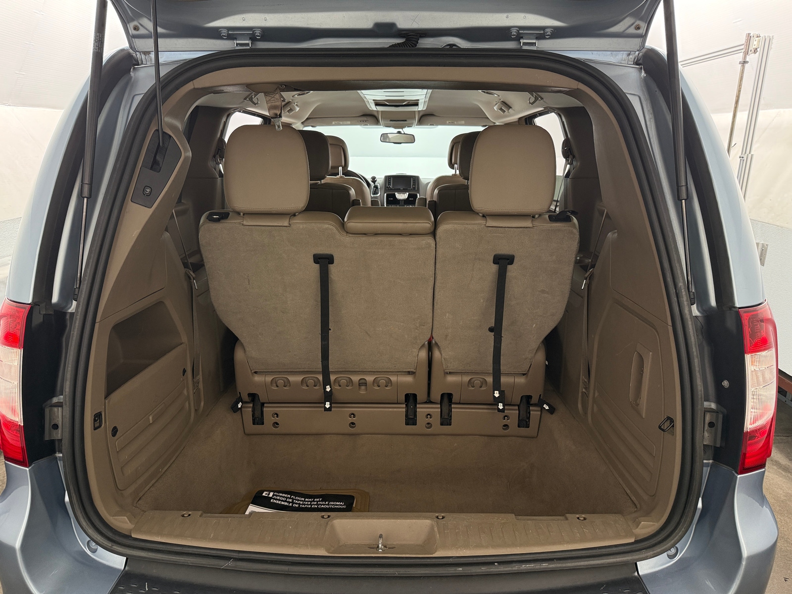 Thumbnail: 2013 Chrysler Town & Country - 6