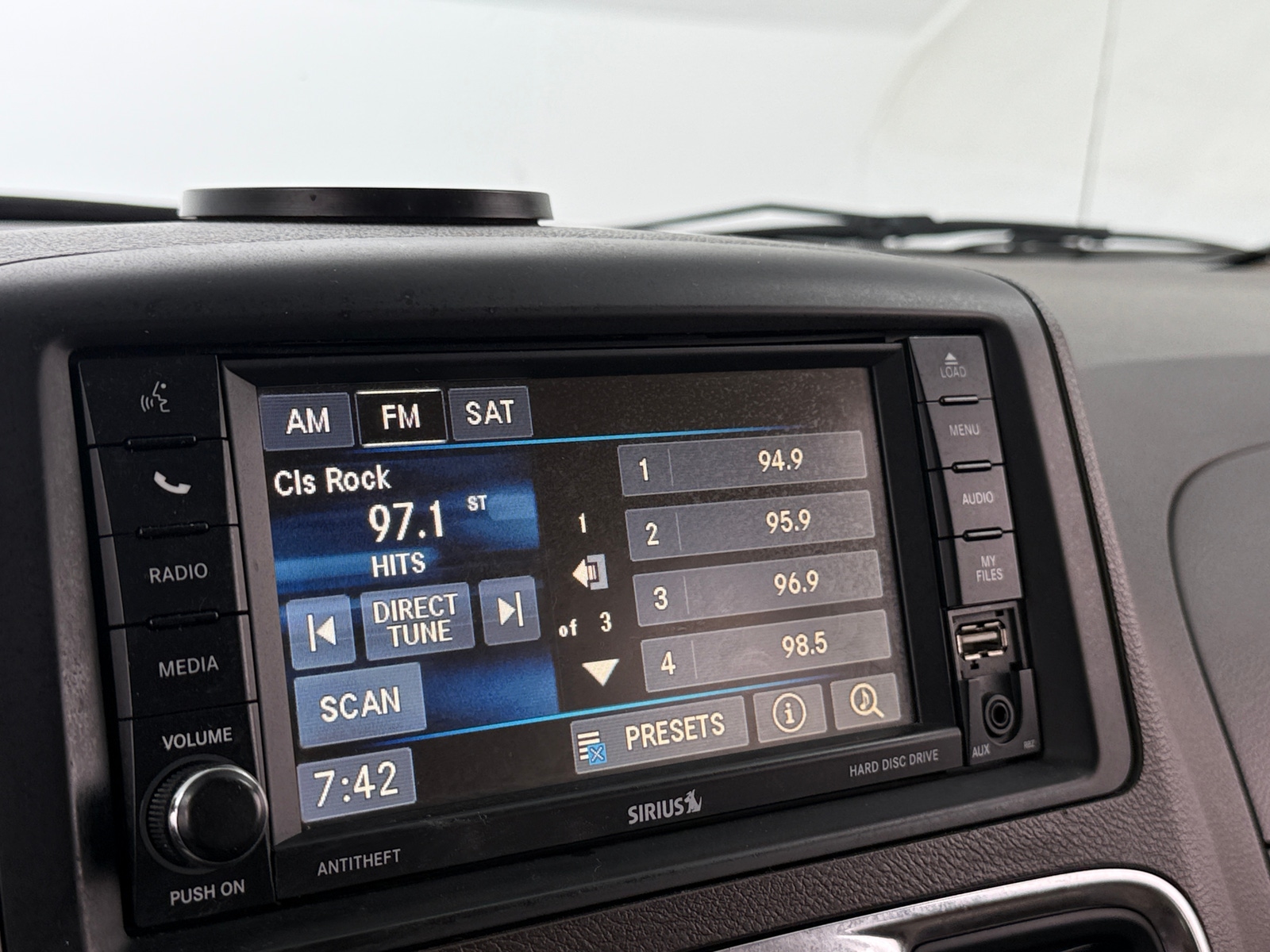 Thumbnail: 2013 Chrysler Town & Country - 3