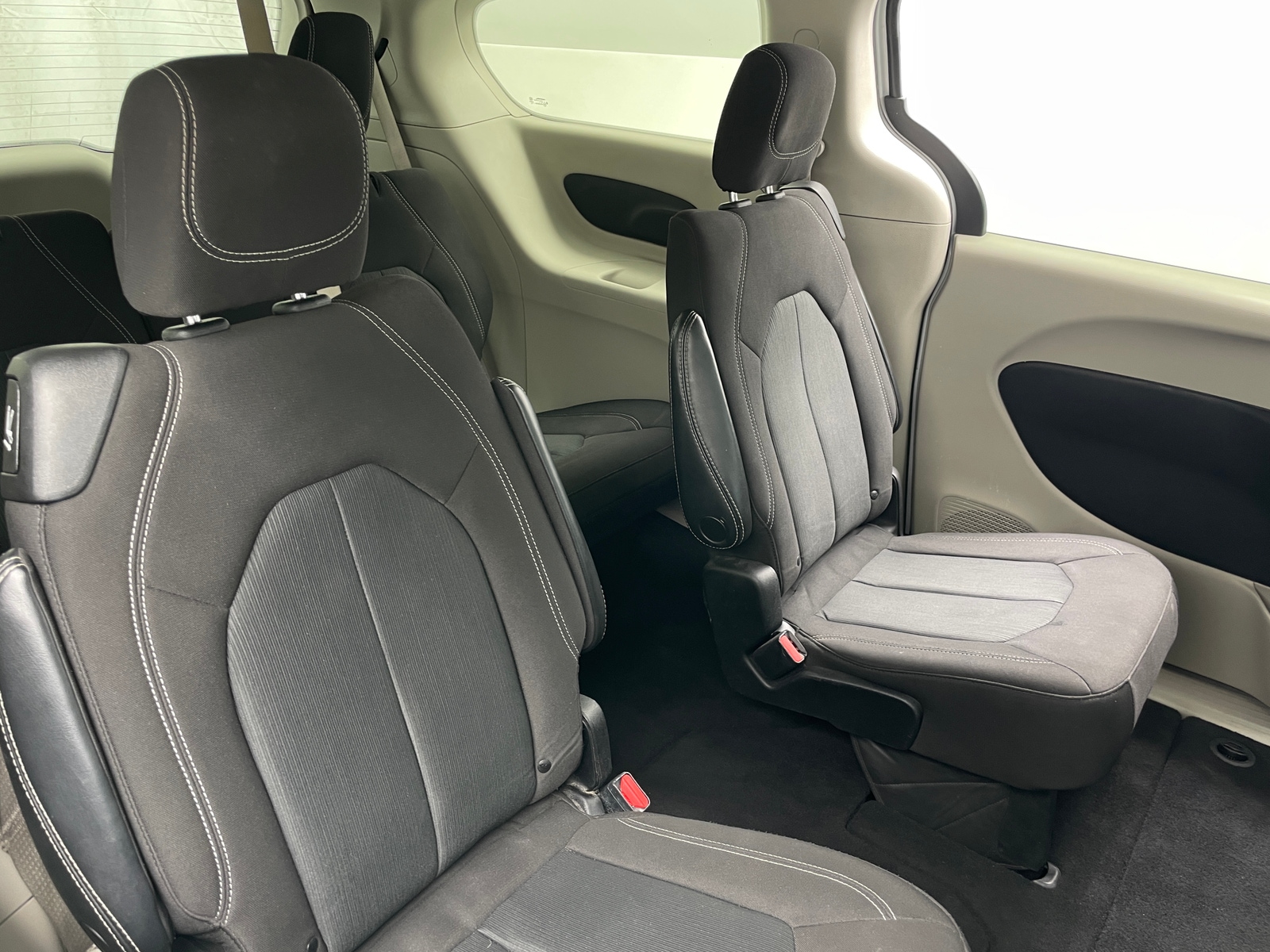 Thumbnail: 2022 Chrysler Voyager - 6