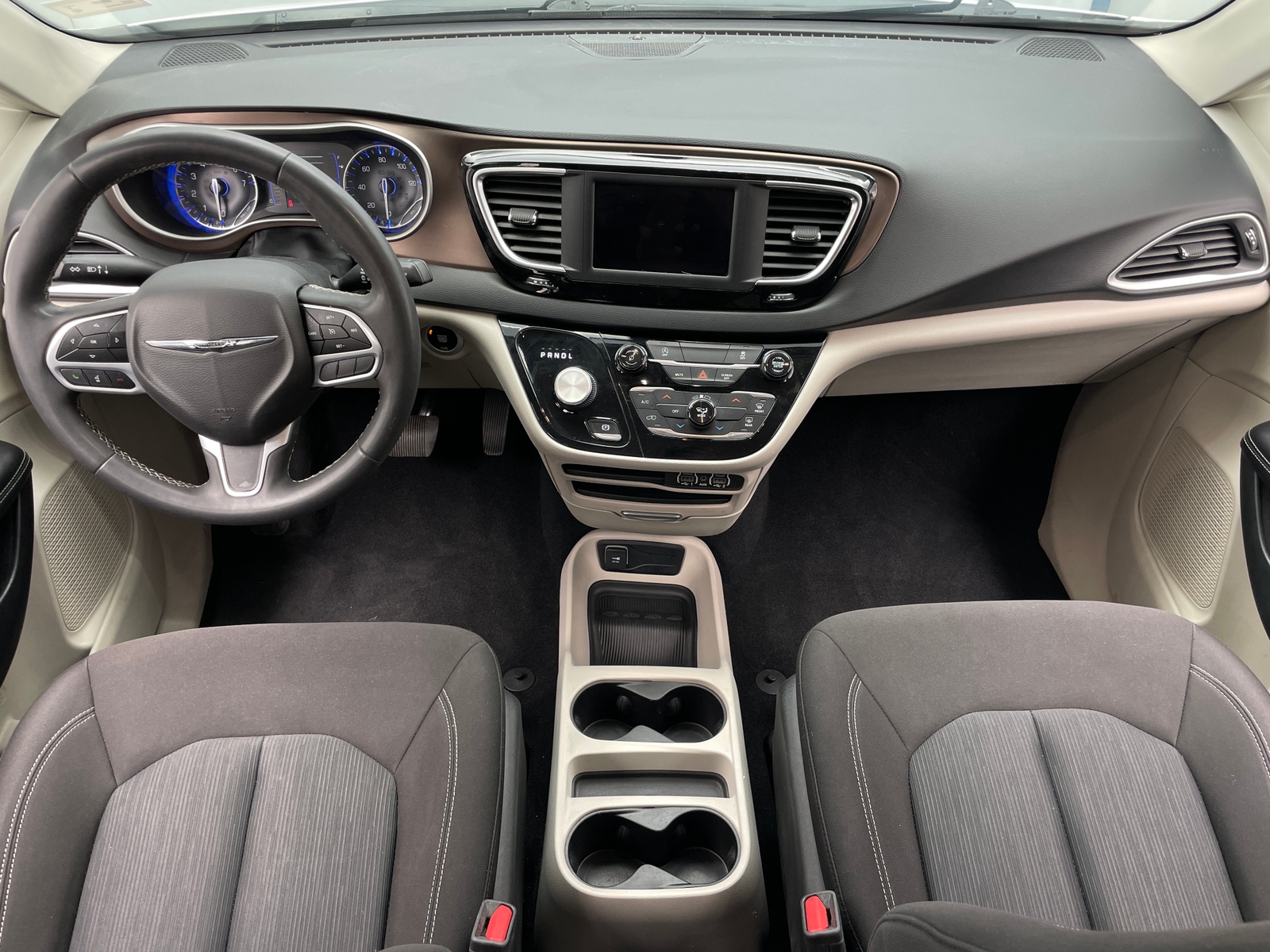 Thumbnail: 2022 Chrysler Voyager - 3