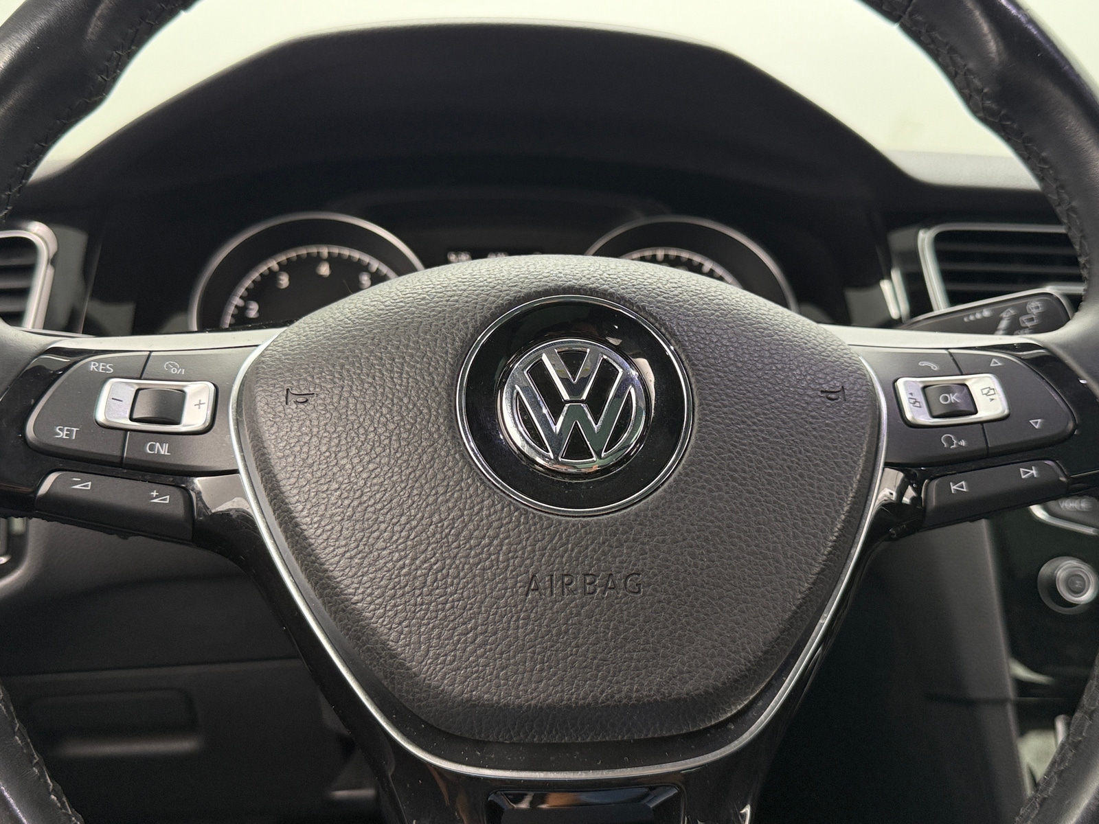 Thumbnail: 2015 Volkswagen e-Golf - 4