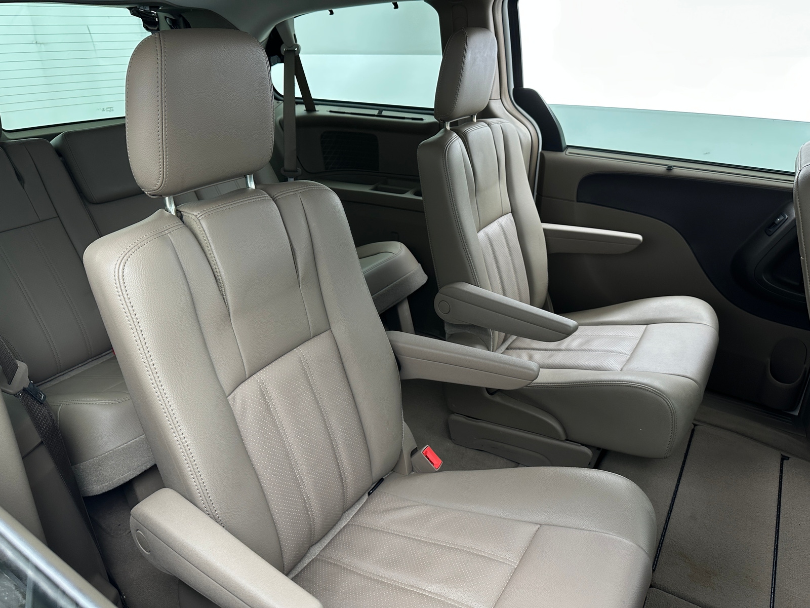 Thumbnail: 2013 Chrysler Town & Country - 5