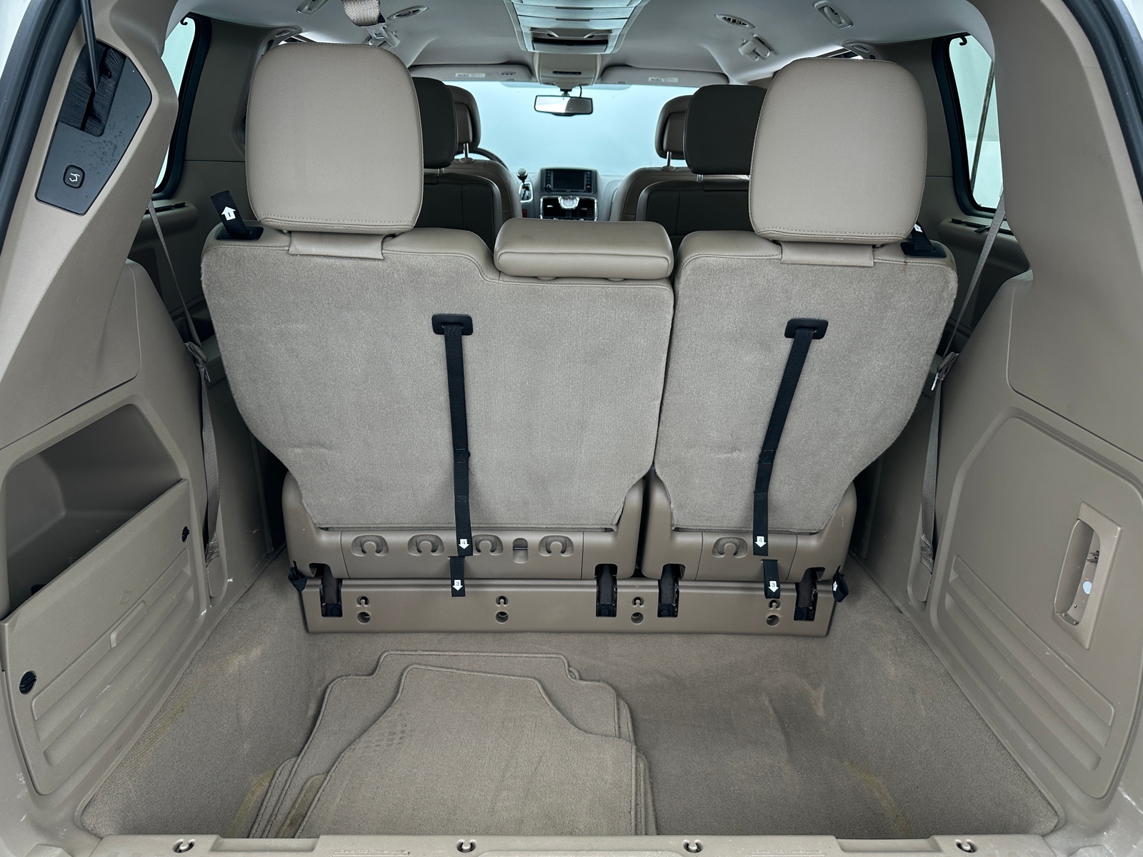 Thumbnail: 2013 Chrysler Town & Country - 6