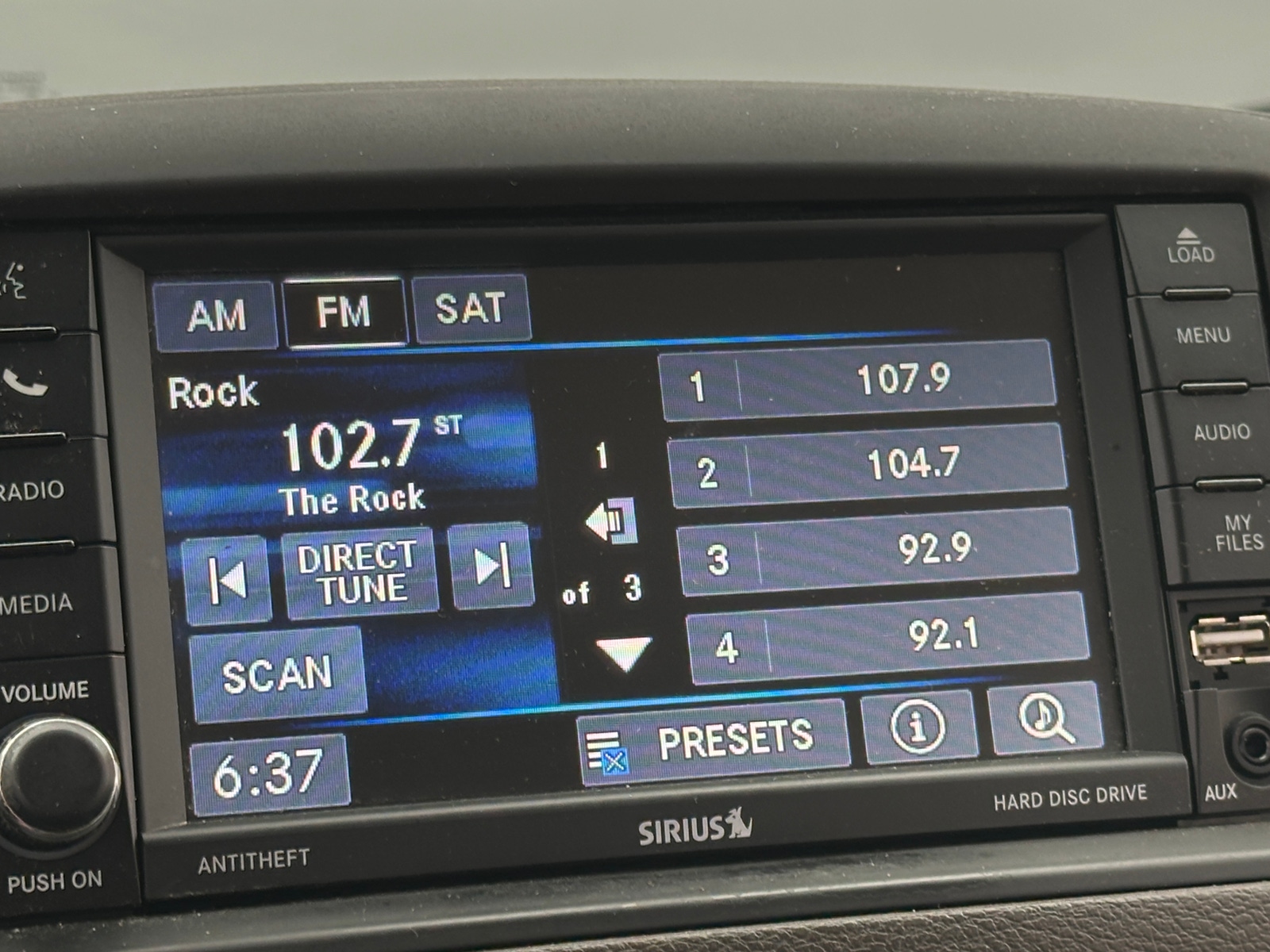 Thumbnail: 2013 Chrysler Town & Country - 3