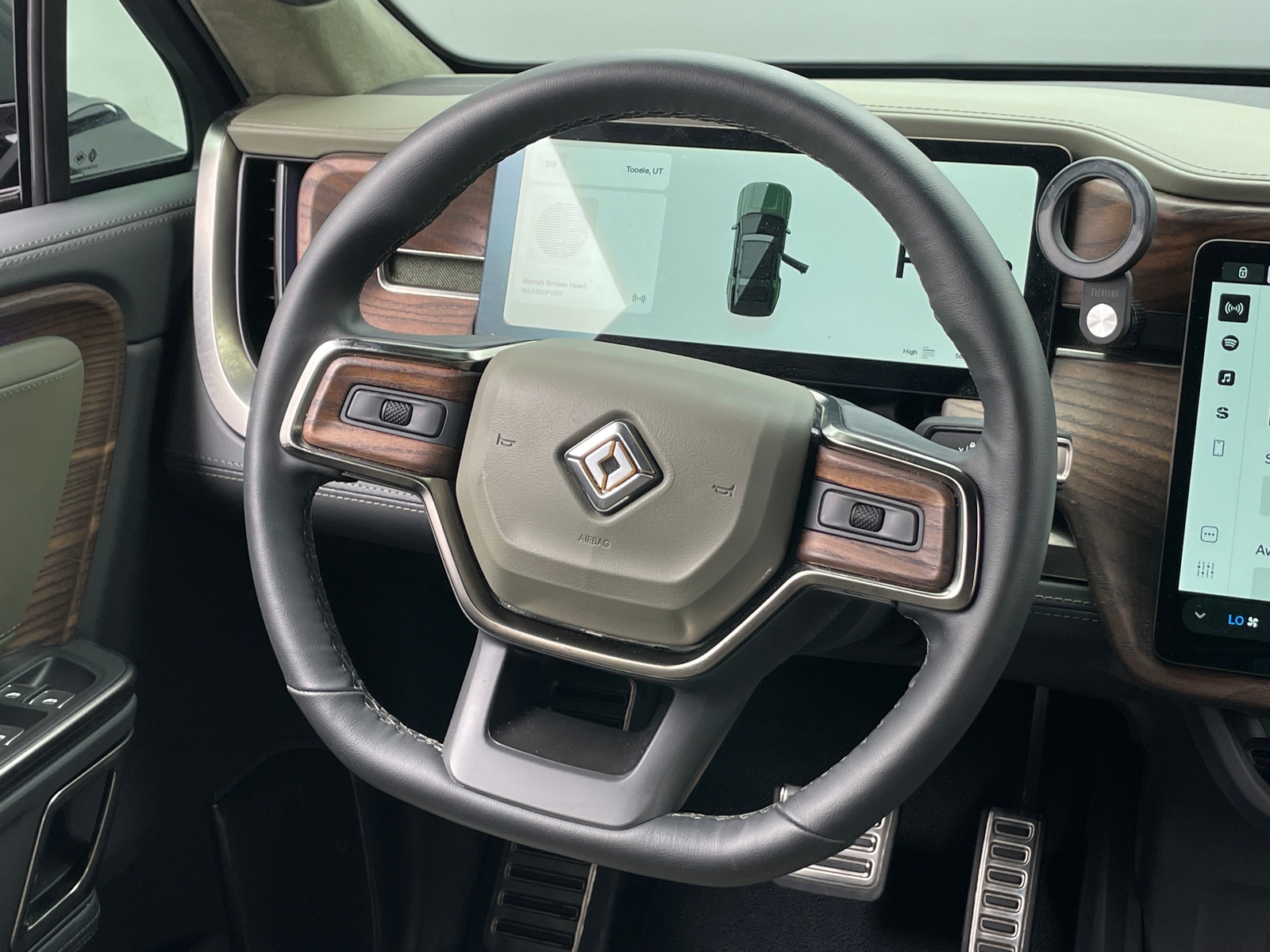 Thumbnail: 2023 Rivian R1S - 4