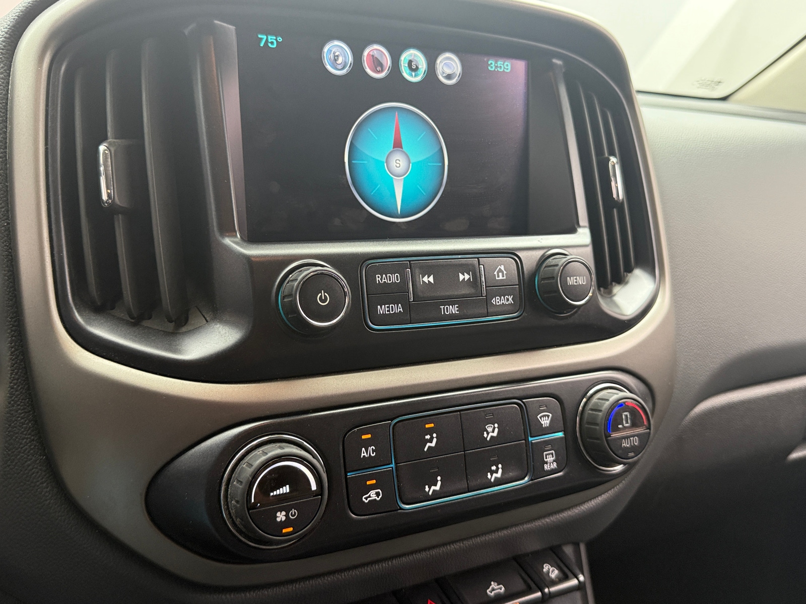 Thumbnail: 2016 Chevrolet Colorado - 3