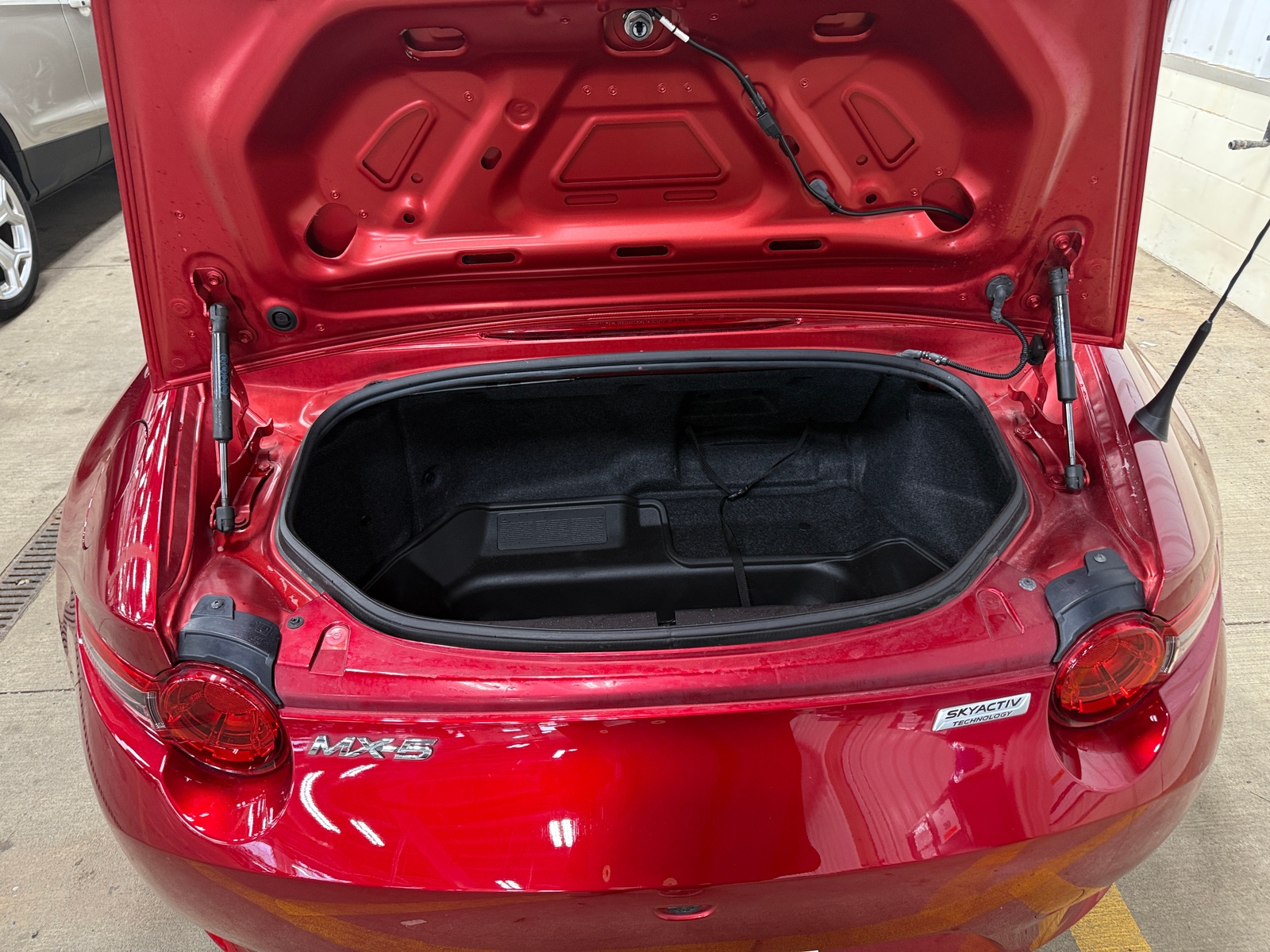 Thumbnail: 2019 Mazda MX-5 Miata - 6