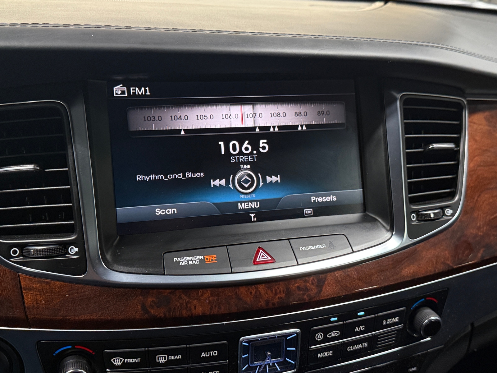 Thumbnail: 2016 Hyundai Equus - 3