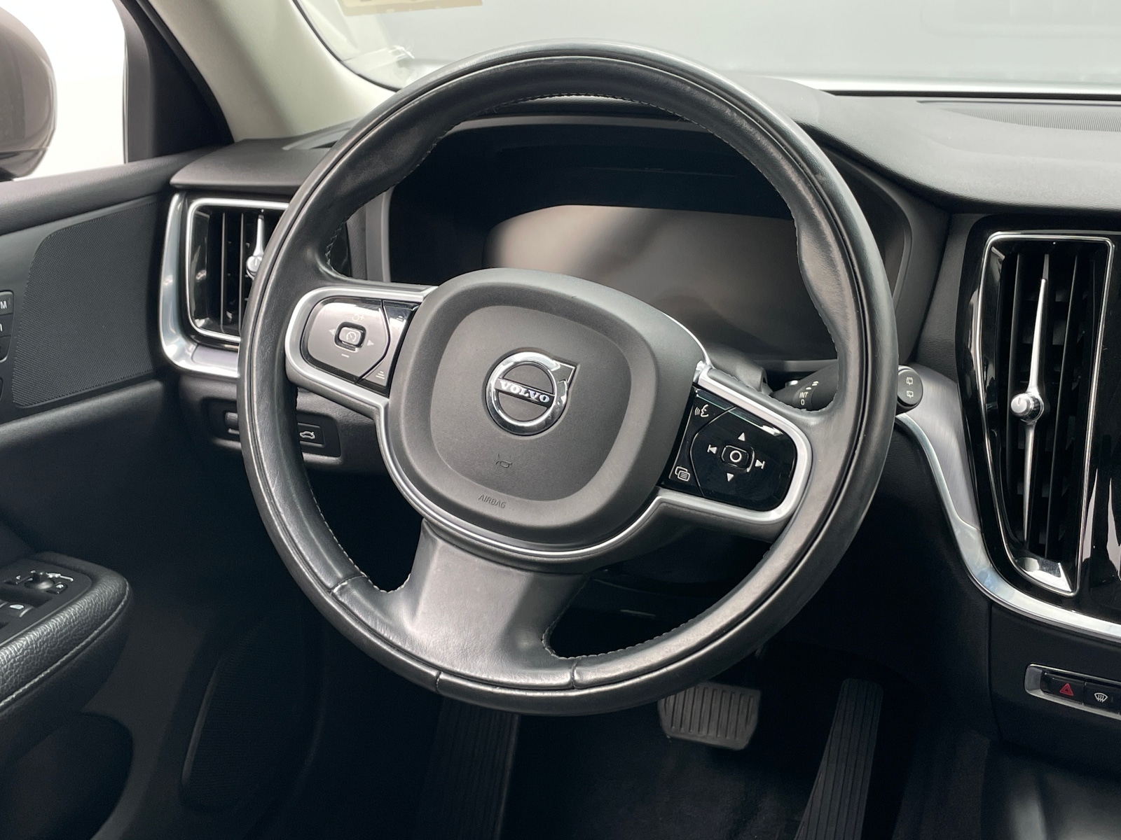 Thumbnail: 2020 Volvo V60 - 4