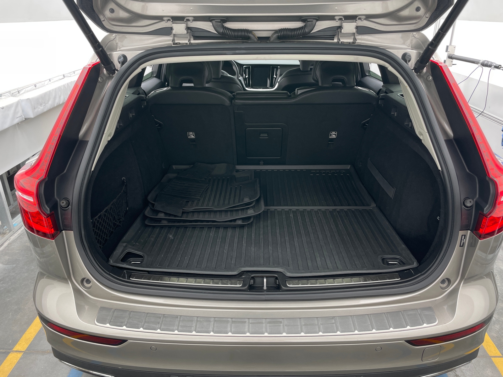 Thumbnail: 2020 Volvo V60 - 6