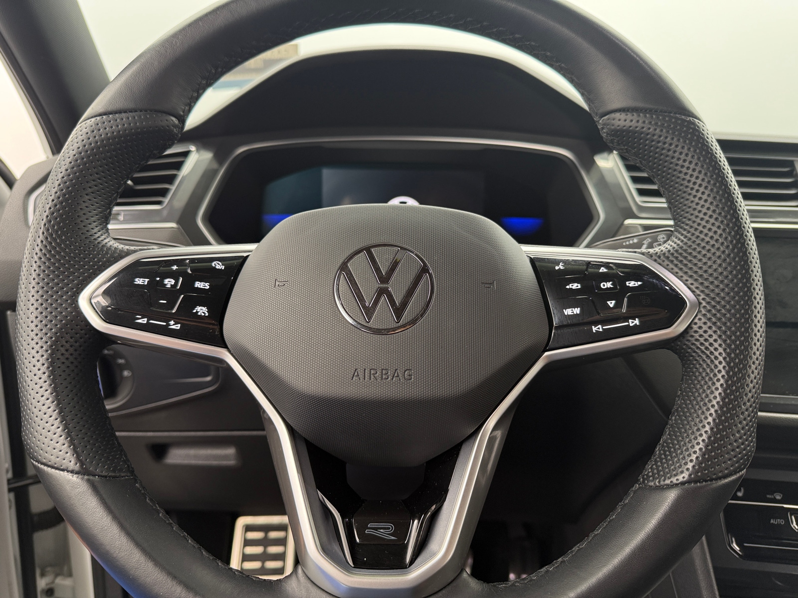 Thumbnail: 2022 Volkswagen Tiguan - 4