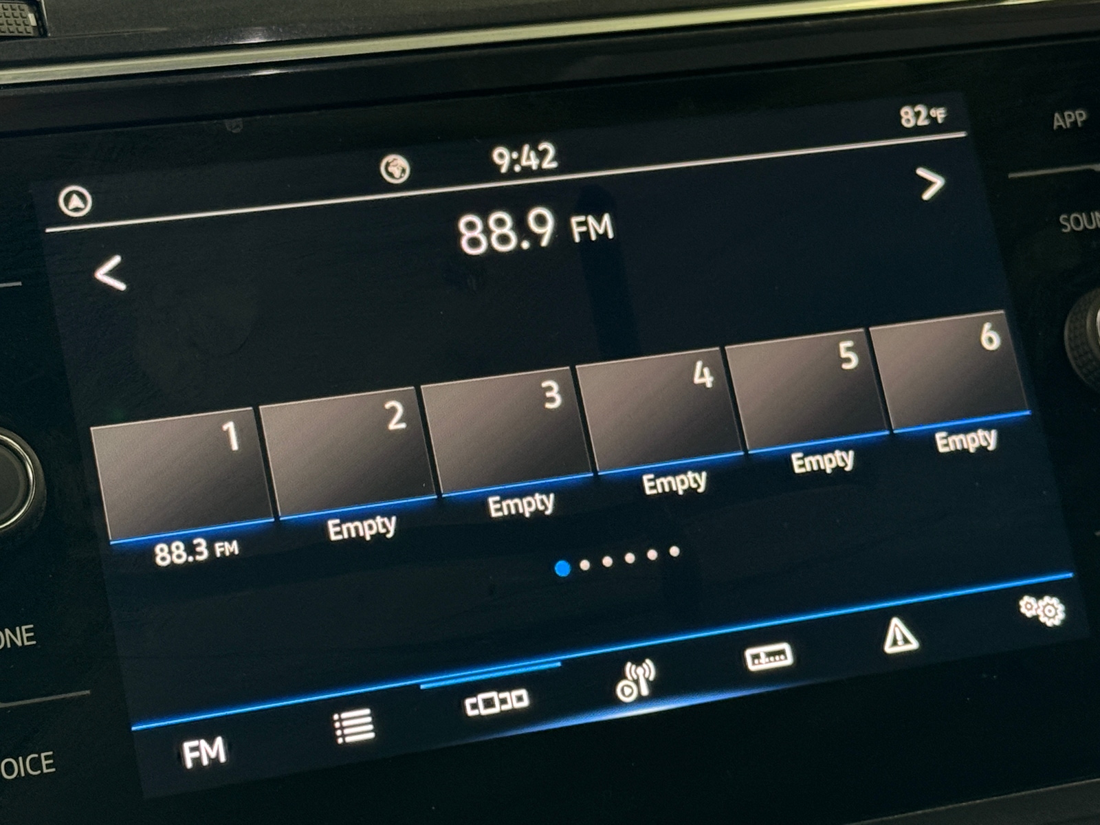 Thumbnail: 2022 Volkswagen Tiguan - 3