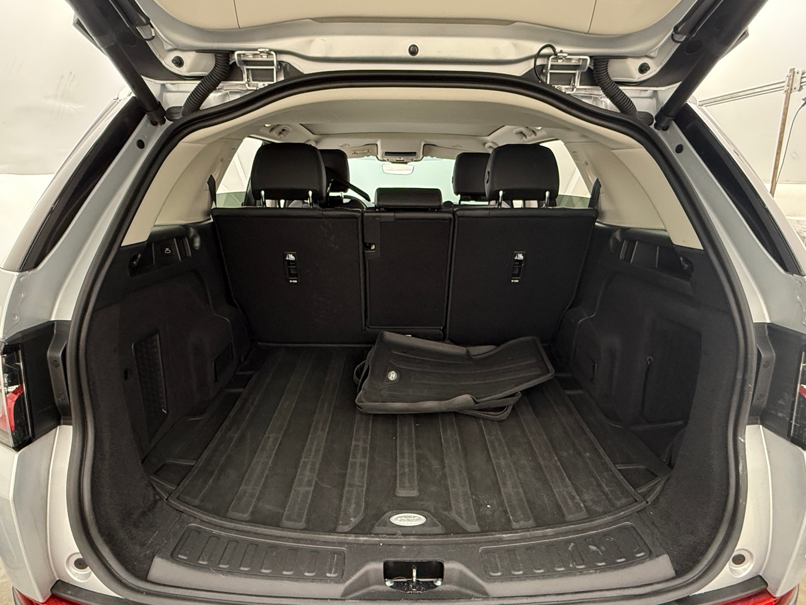Thumbnail: 2023 Land Rover Discovery Sport - 6