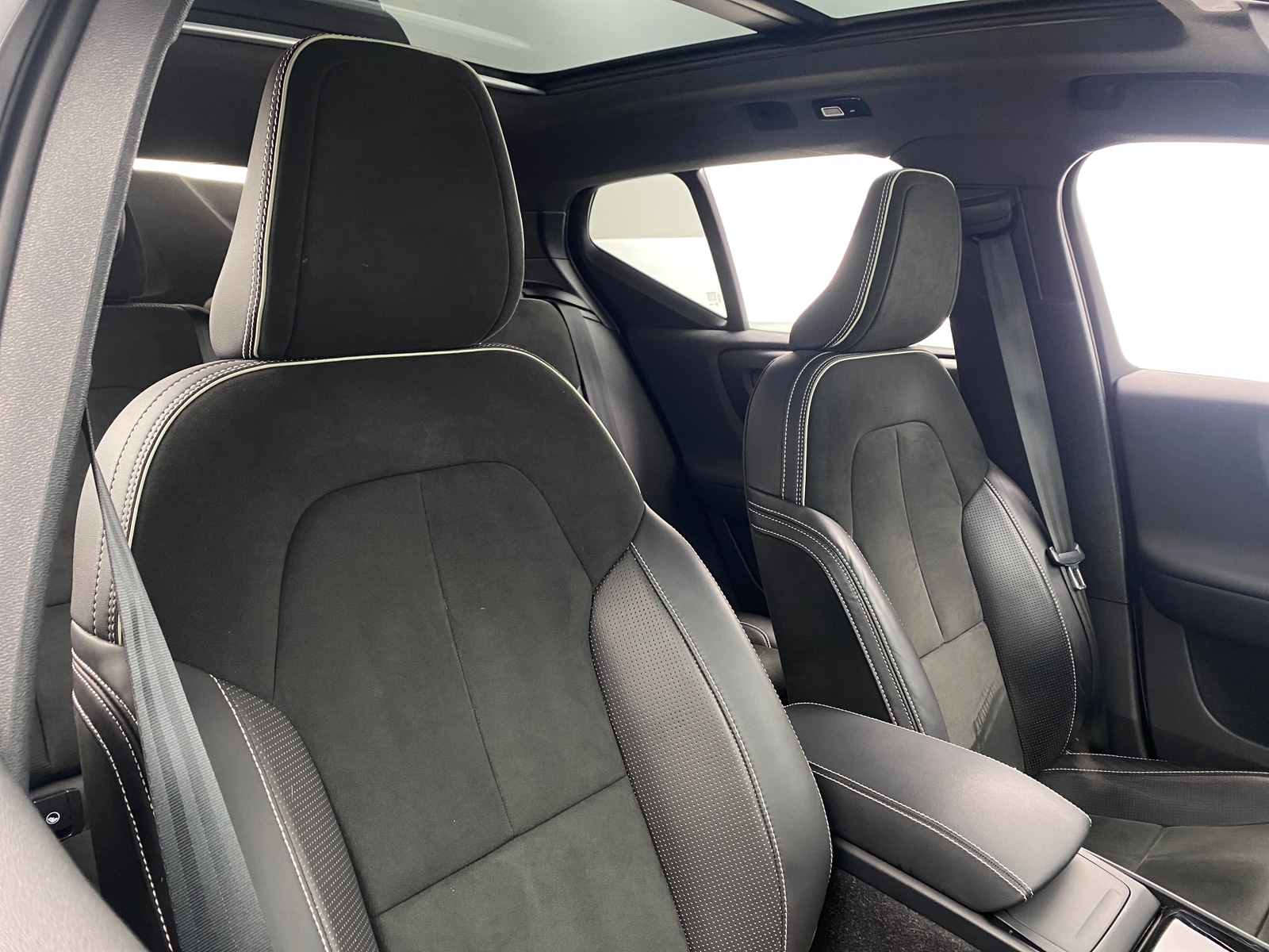 Thumbnail: 2021 Volvo XC40 - 2