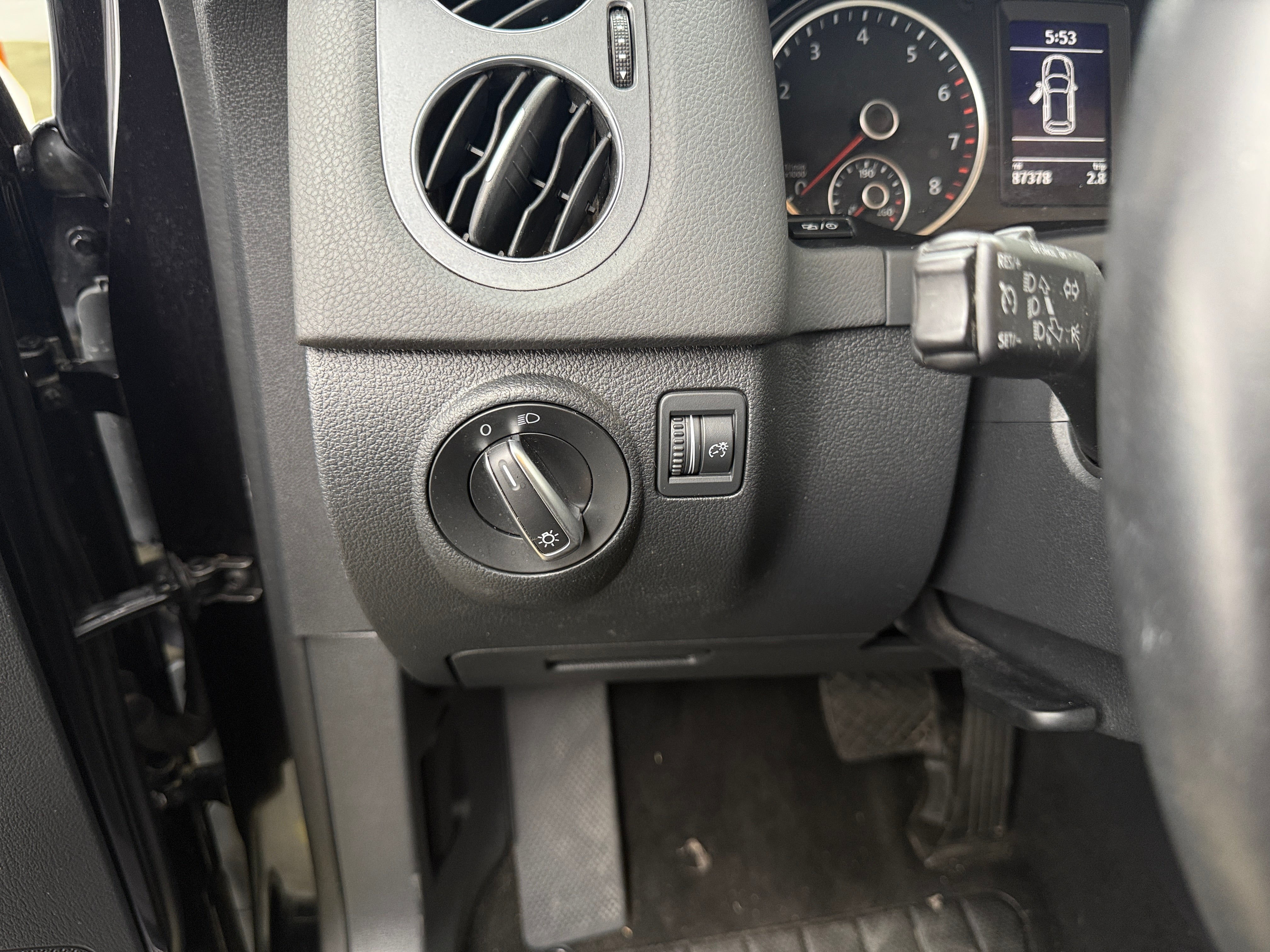 Used 2018 Volkswagen Tiguan Limited Base with VIN WVGBV7AX9JK002295 for sale in Oak Creek, WI