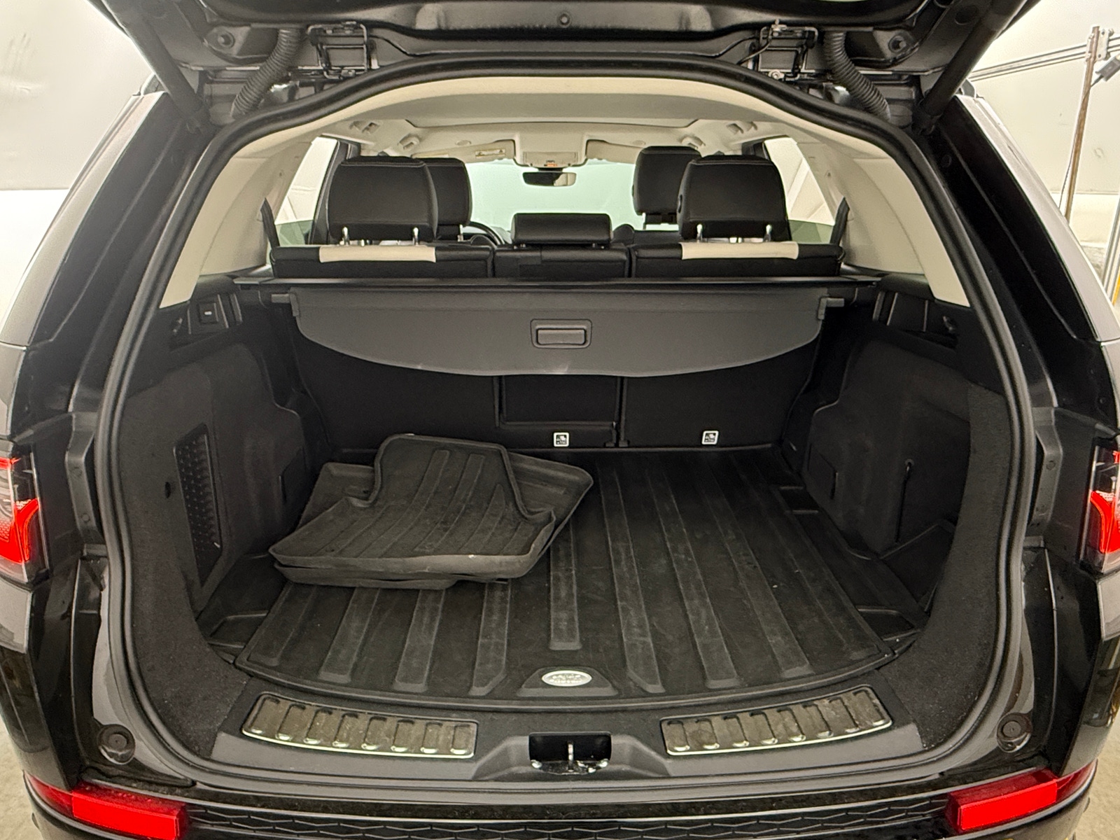 Thumbnail: 2022 Land Rover Discovery Sport - 6
