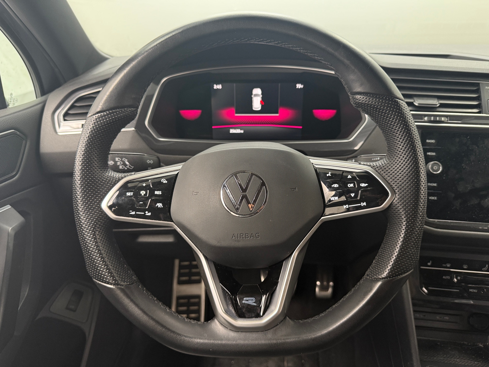 Thumbnail: 2022 Volkswagen Tiguan - 4