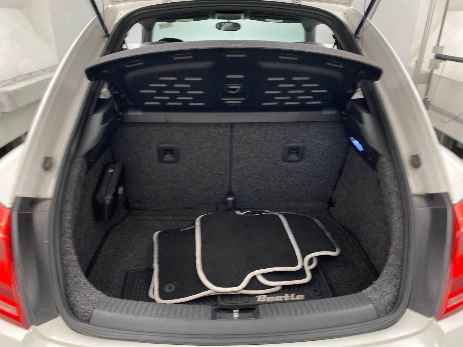 Thumbnail: 2012 Volkswagen Beetle - 5