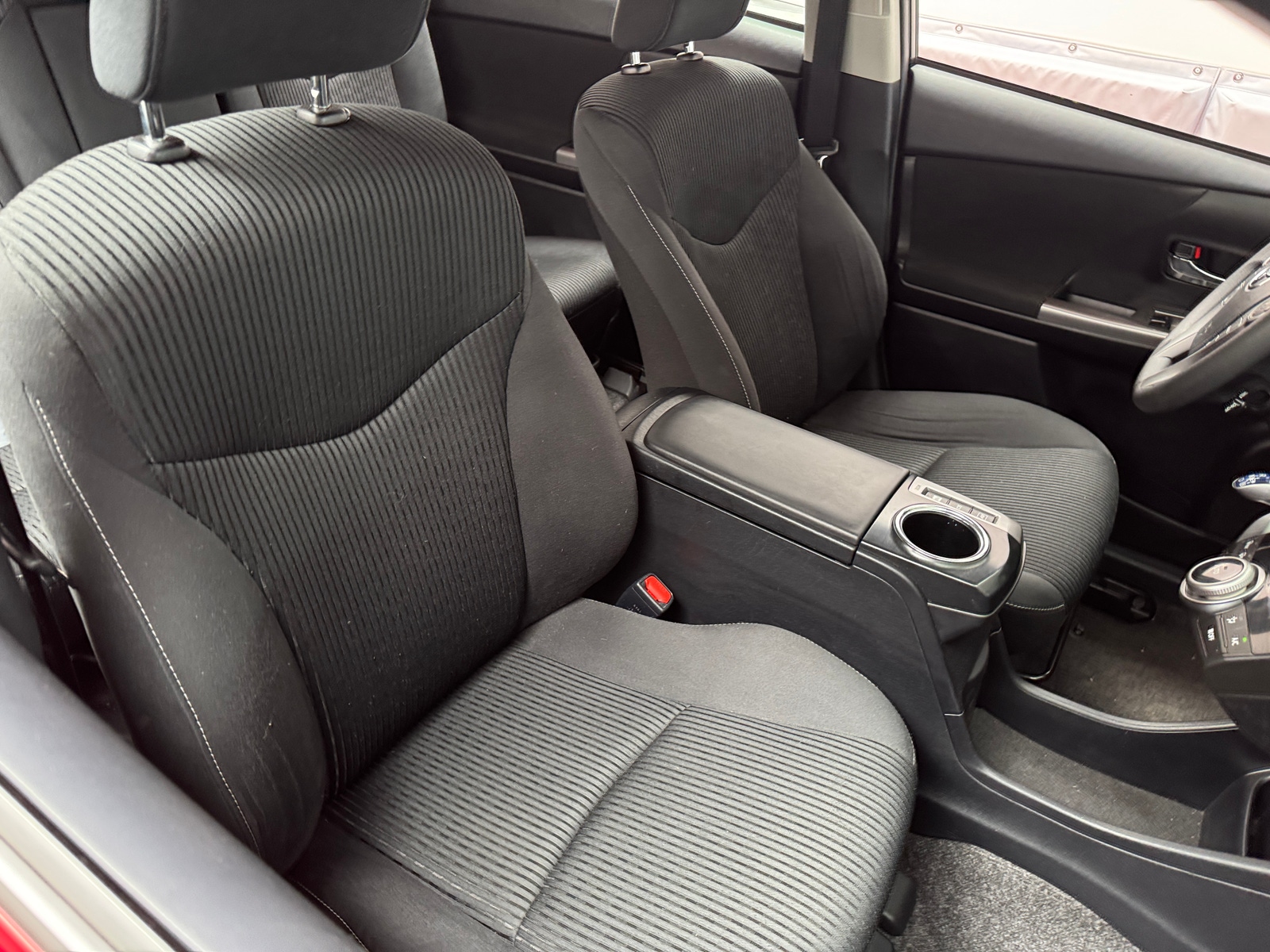 Thumbnail: 2017 Toyota Prius v - 2
