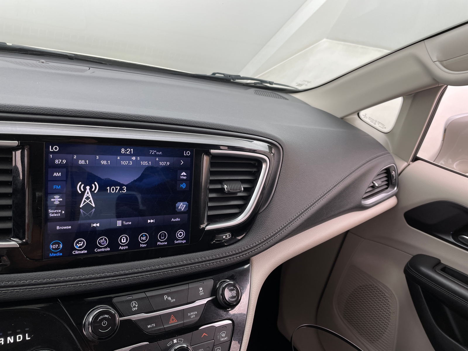 Thumbnail: 2020 Chrysler Pacifica - 3