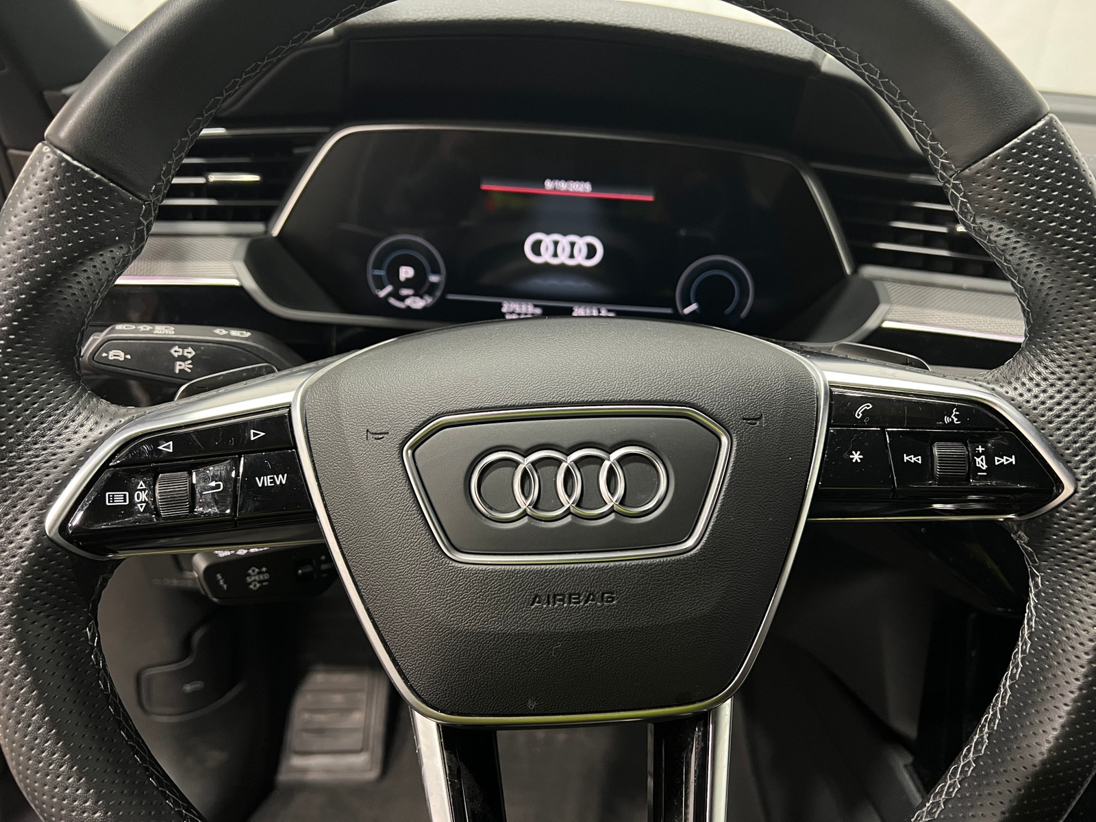 Thumbnail: 2022 Audi e-tron S - 4