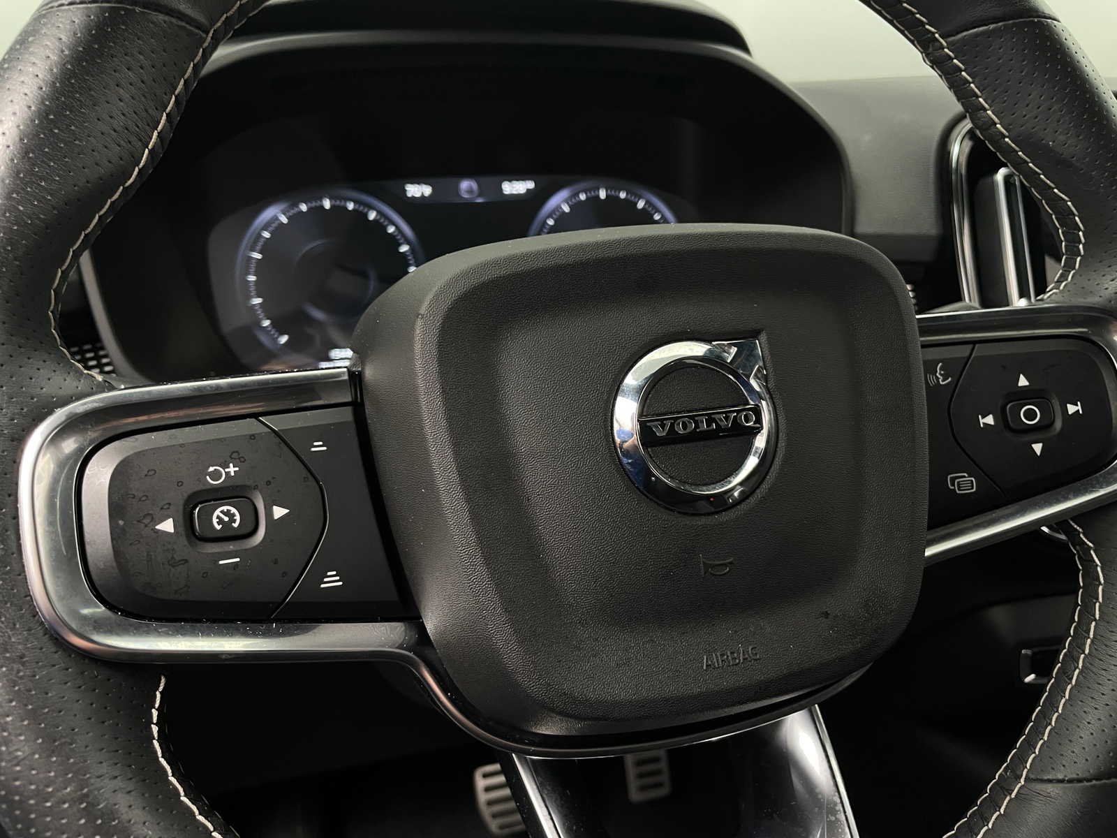 Thumbnail: 2021 Volvo XC40 - 4