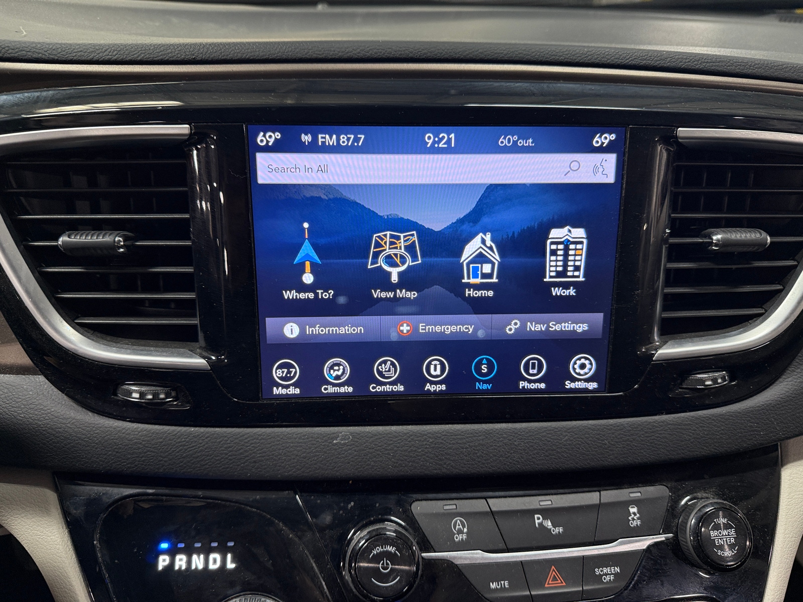 Thumbnail: 2018 Chrysler Pacifica - 3