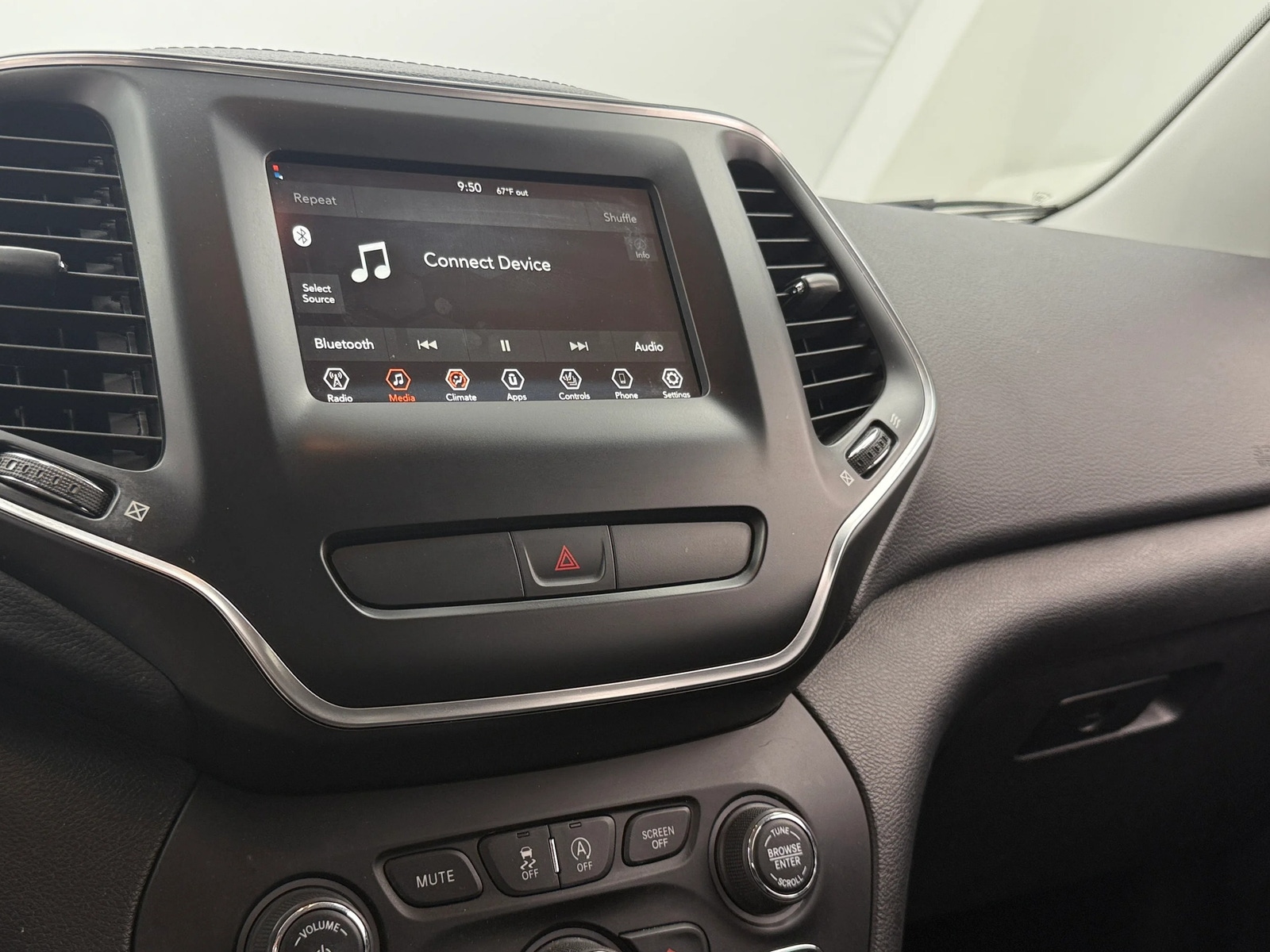 Thumbnail: 2019 Jeep Cherokee - 4