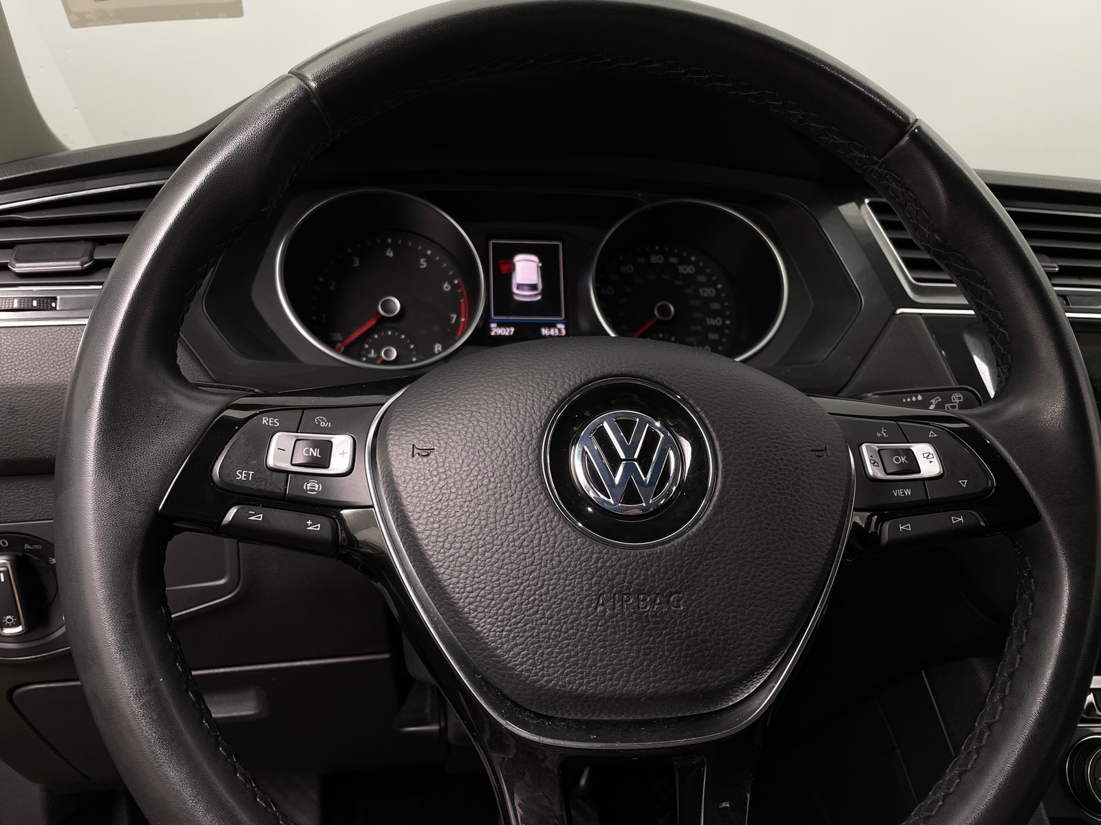 Thumbnail: 2020 Volkswagen Tiguan - 4
