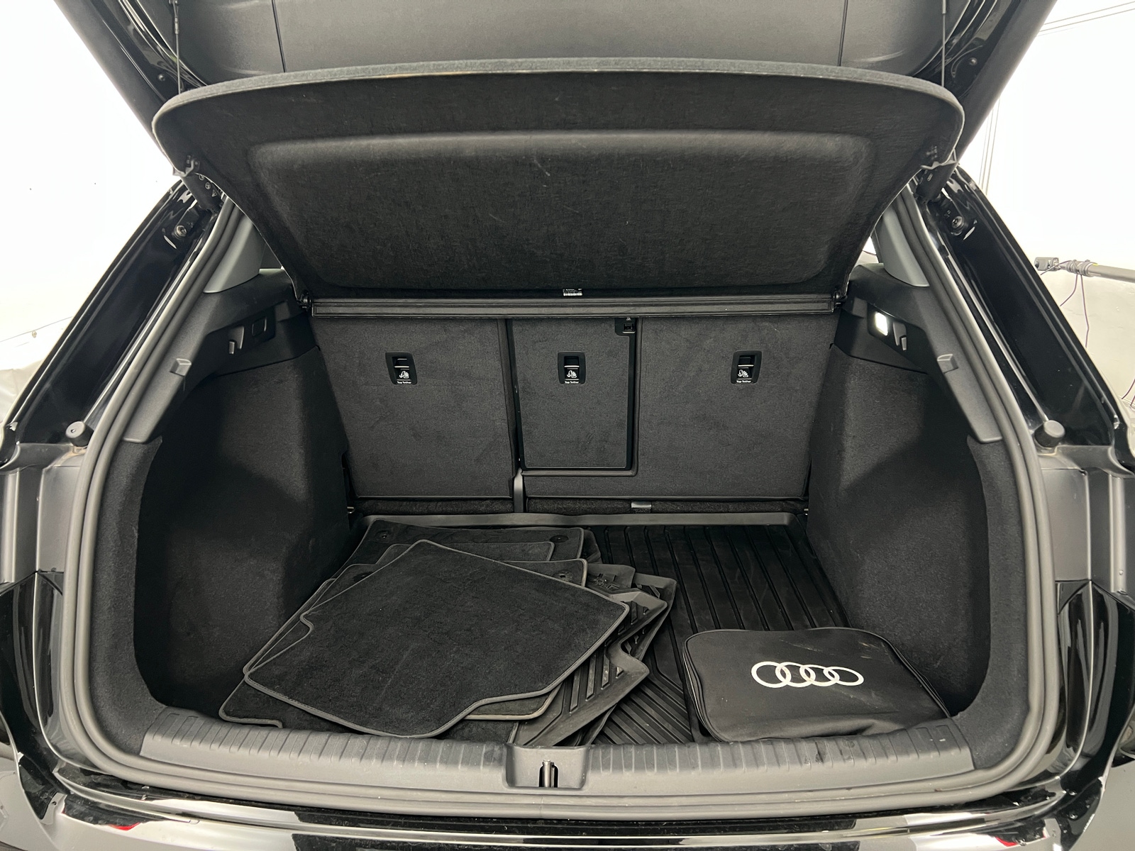 Thumbnail: 2025 Audi Q4 e-tron - 6