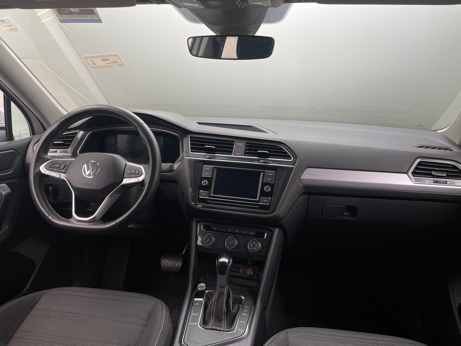 Thumbnail: 2023 Volkswagen Tiguan - 3