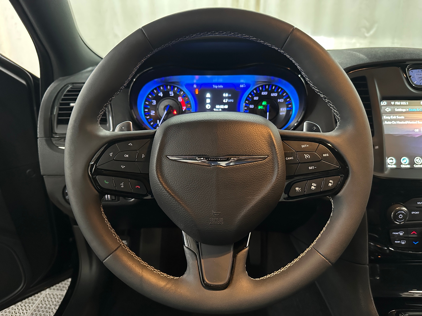 Thumbnail: 2023 Chrysler 300 - 4