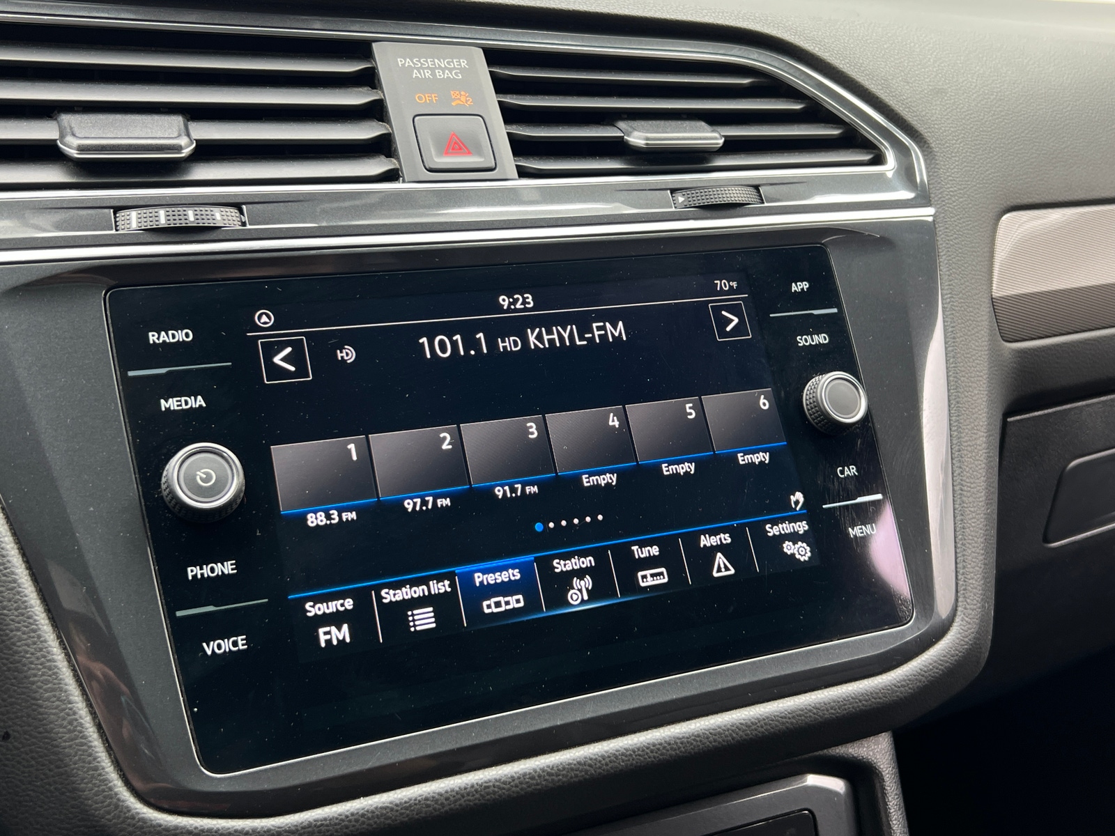 Thumbnail: 2023 Volkswagen Tiguan - 3